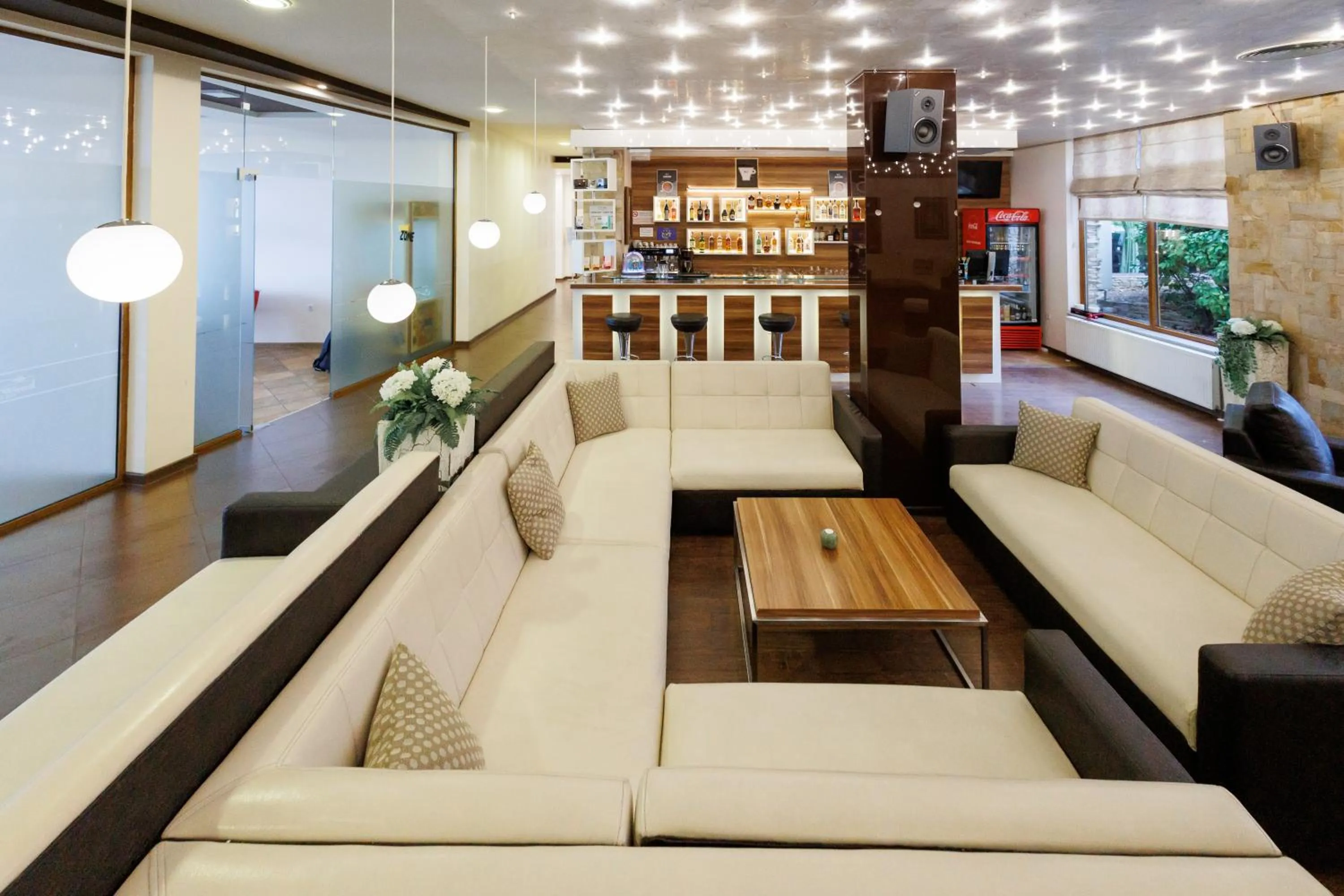 Communal lounge/ TV room in Smartr Green Wood Hotel & Spa