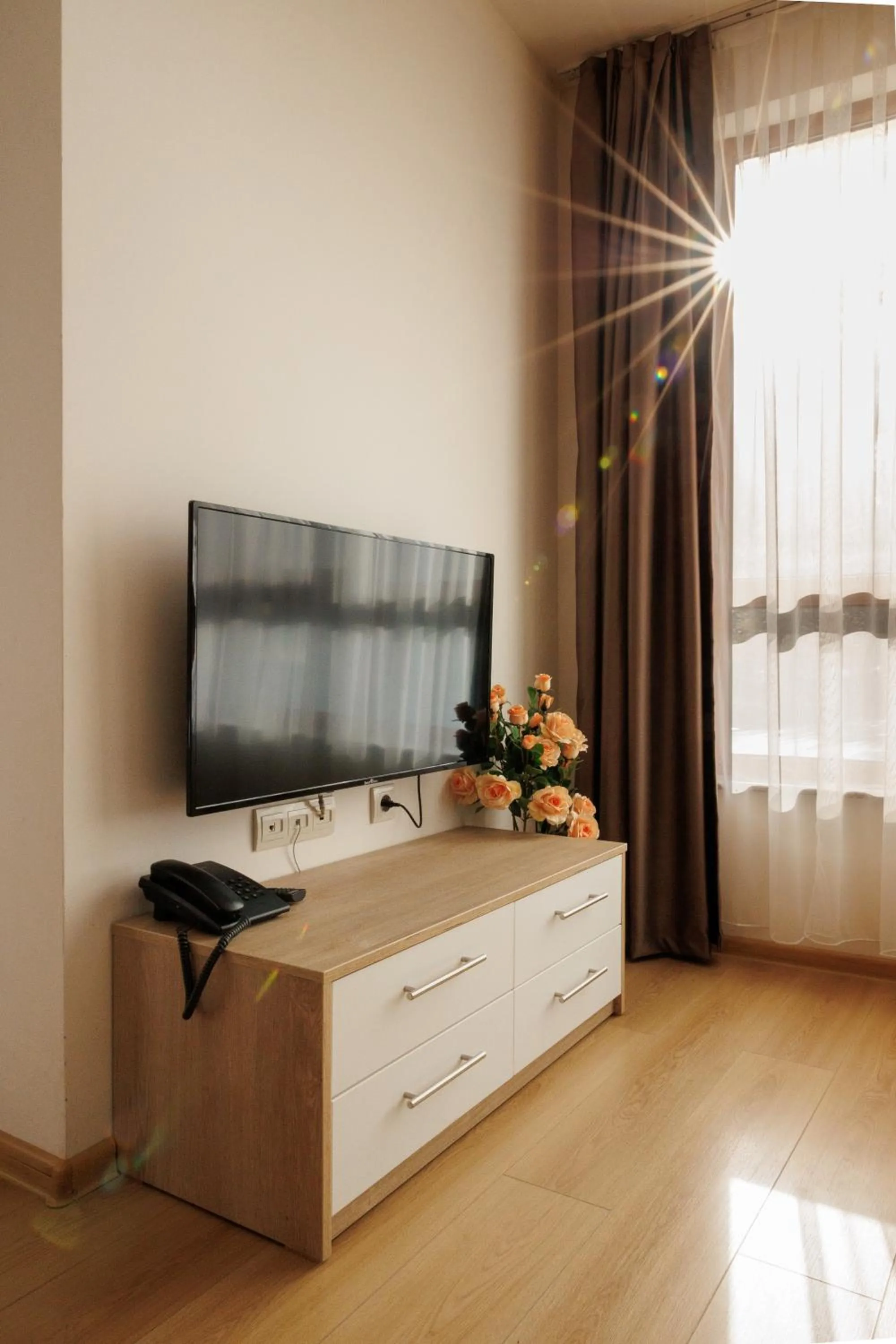 Communal lounge/ TV room in Smartr Green Wood Hotel & Spa