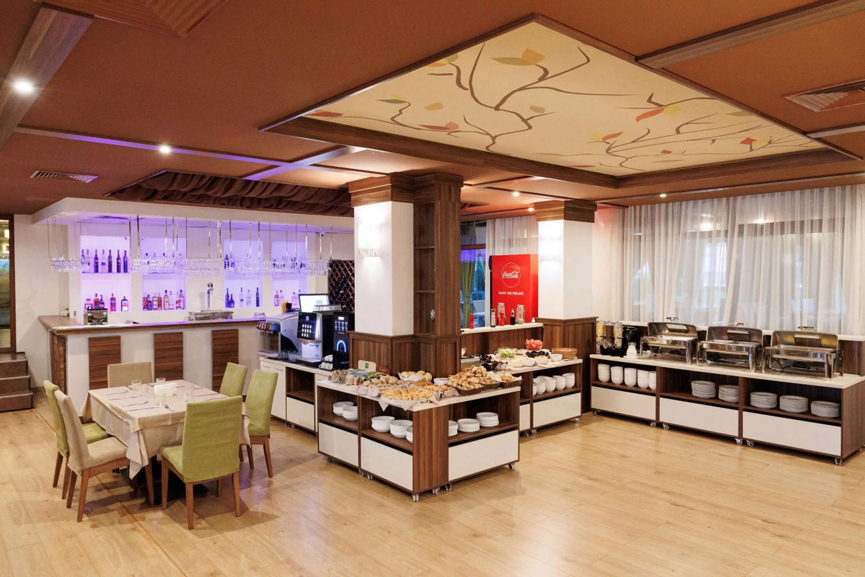 Restaurant/places to eat in Smartr Green Wood Hotel & Spa