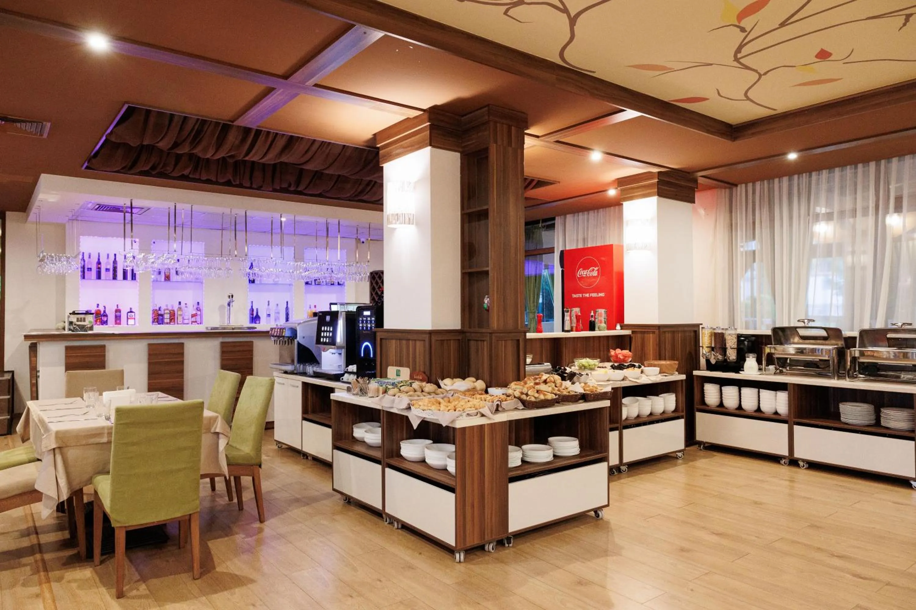 Restaurant/places to eat in Smartr Green Wood Hotel & Spa