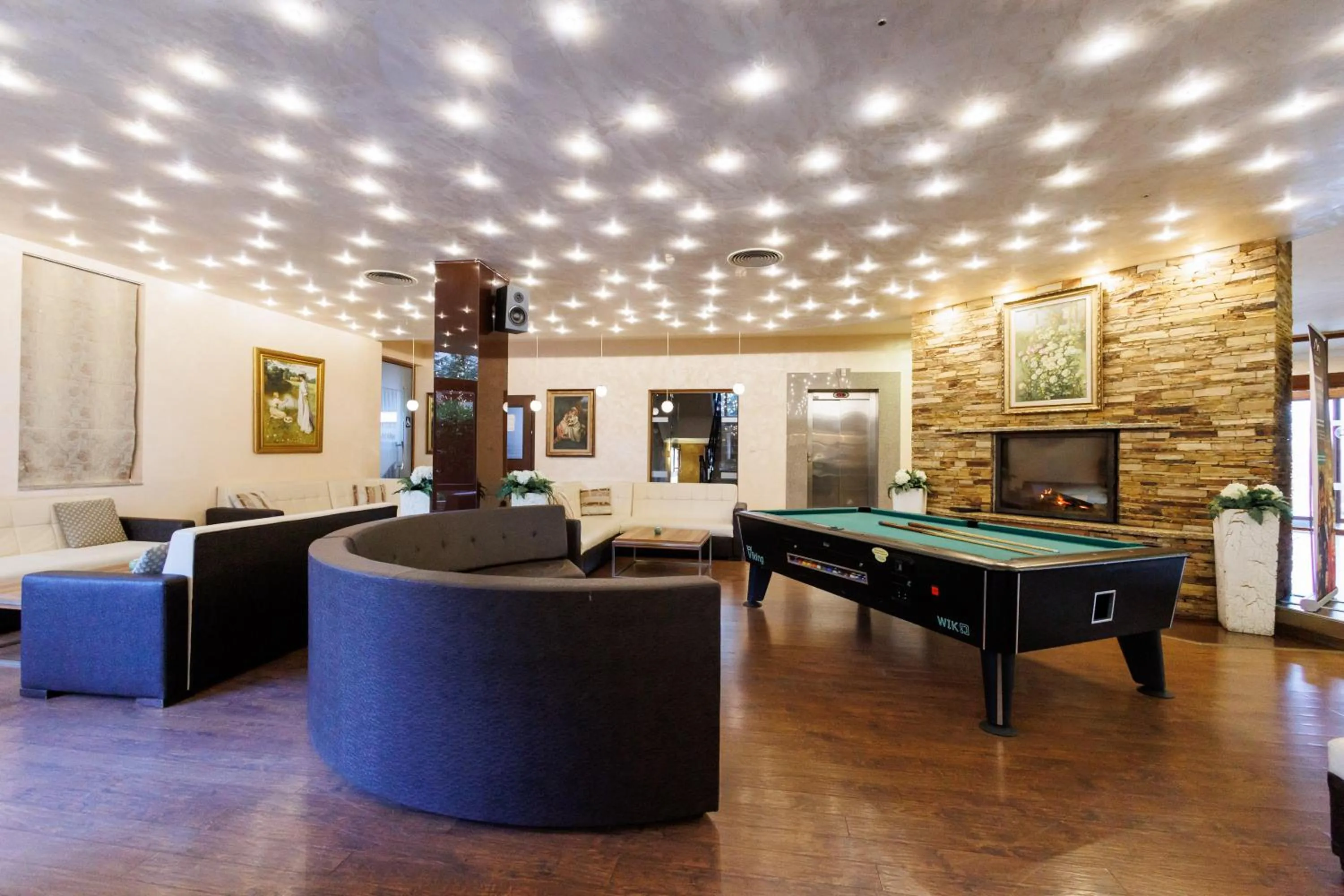 Communal lounge/ TV room in Smartr Green Wood Hotel & Spa