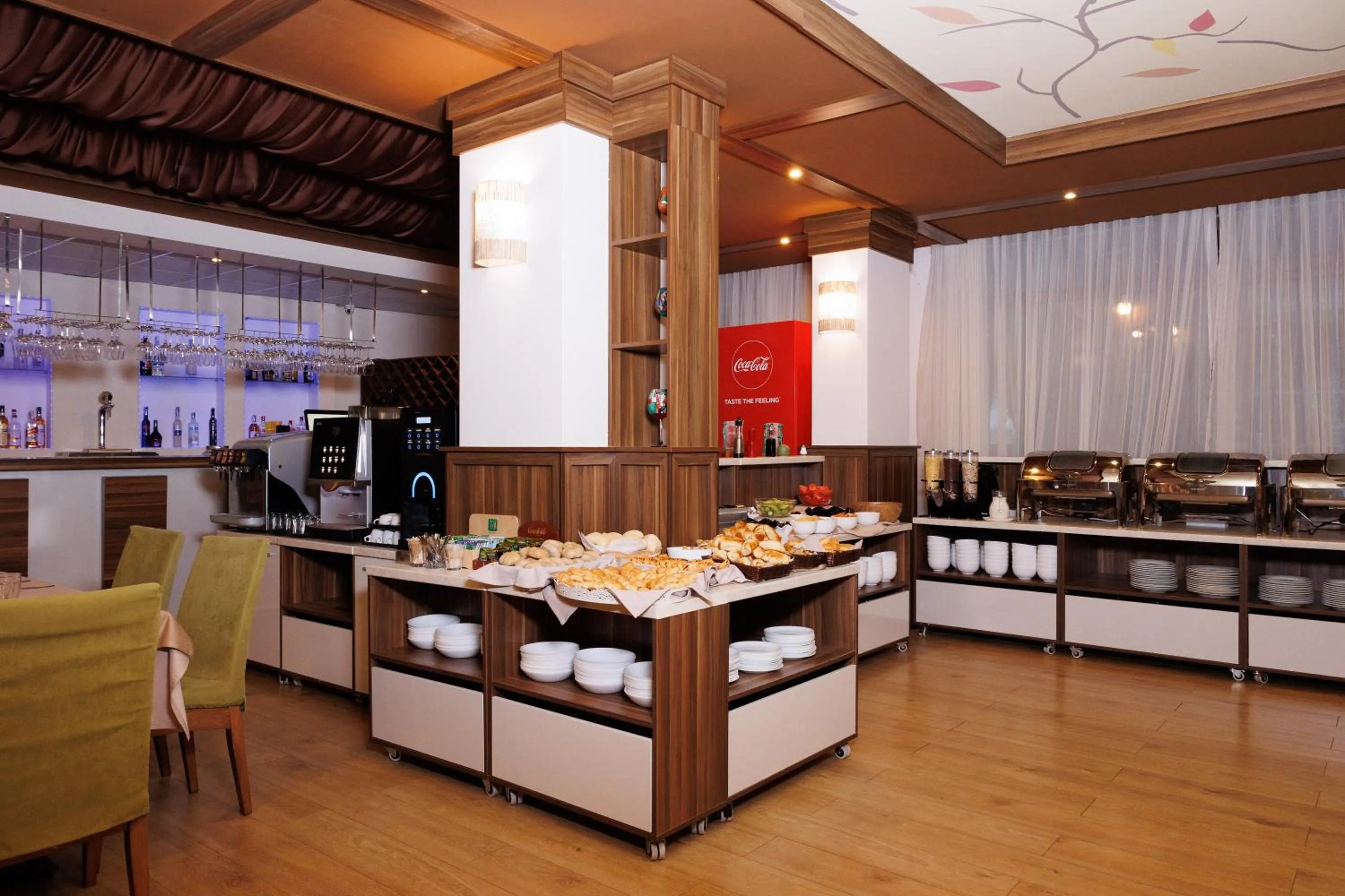 Restaurant/places to eat in Smartr Green Wood Hotel & Spa