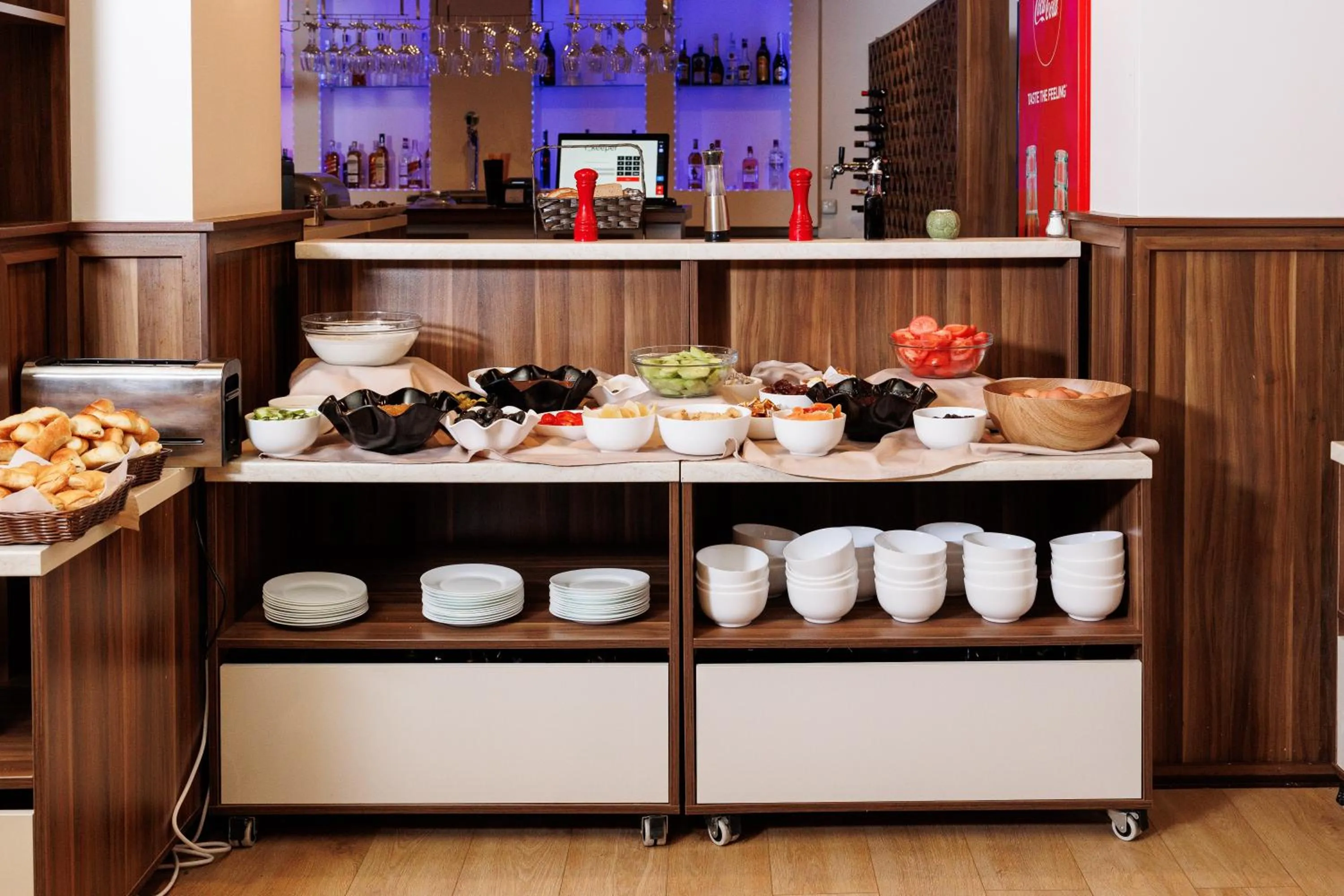 Food and drinks in Smartr Green Wood Hotel & Spa