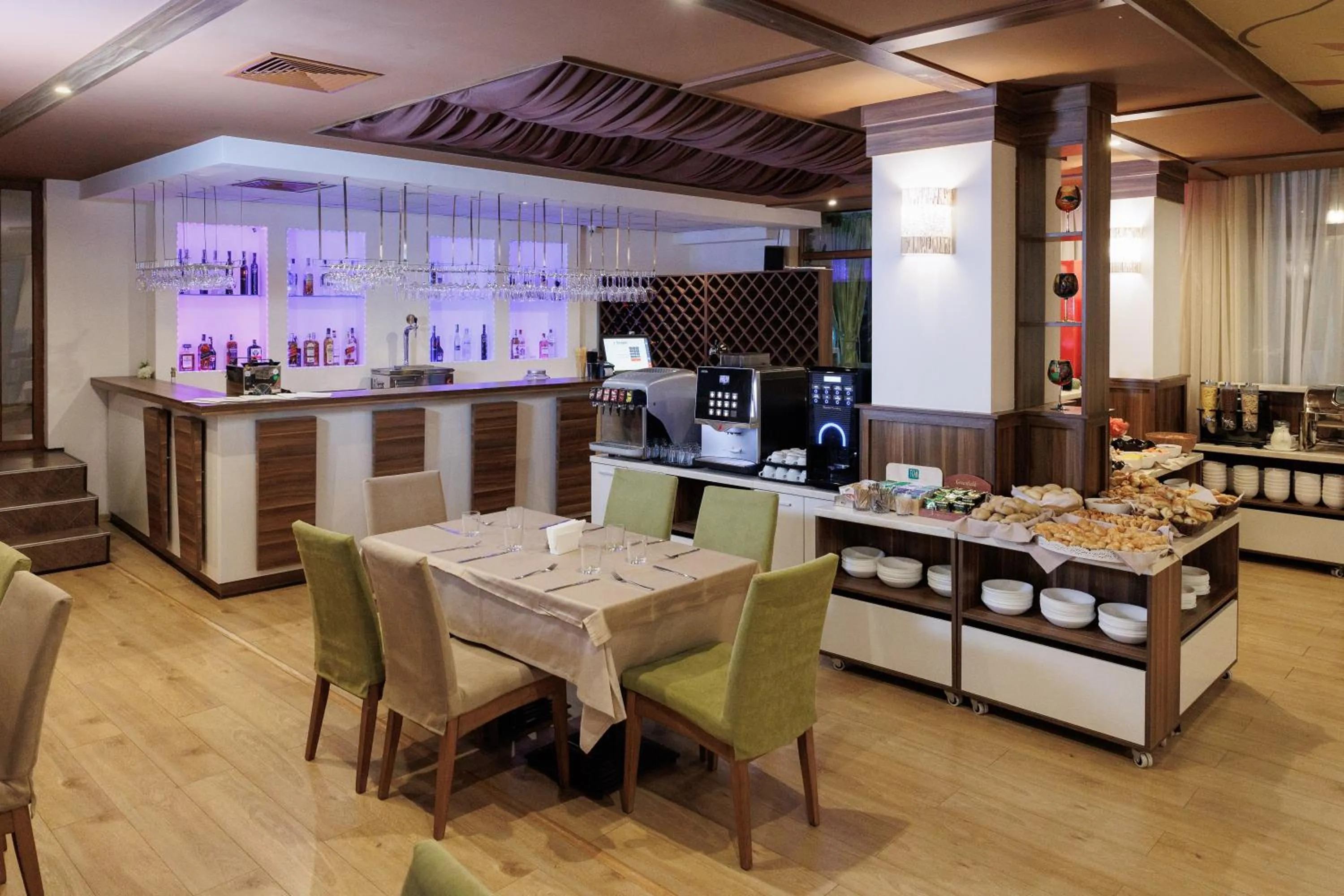 Restaurant/places to eat in Smartr Green Wood Hotel & Spa