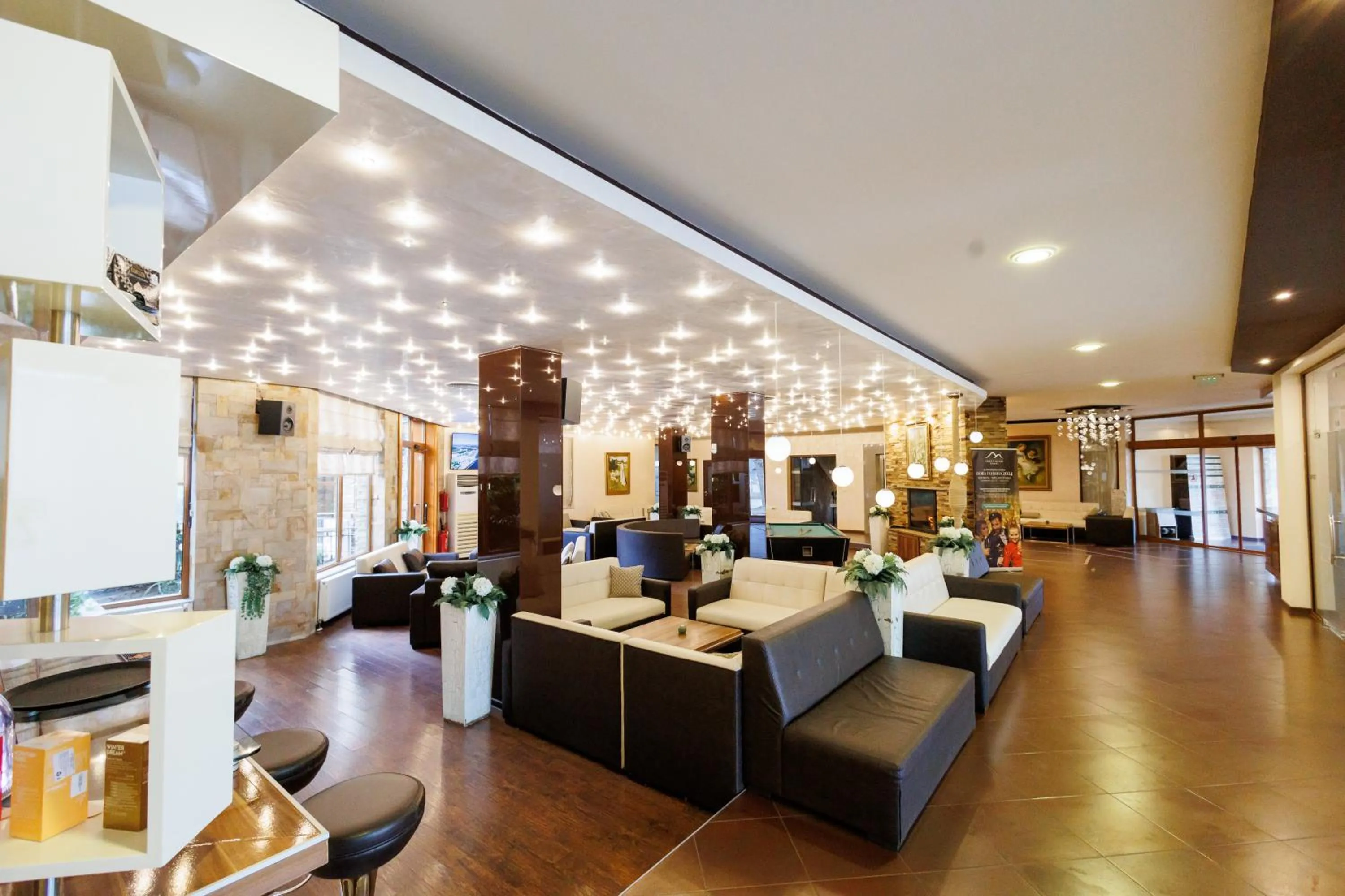 Communal lounge/ TV room in Smartr Green Wood Hotel & Spa