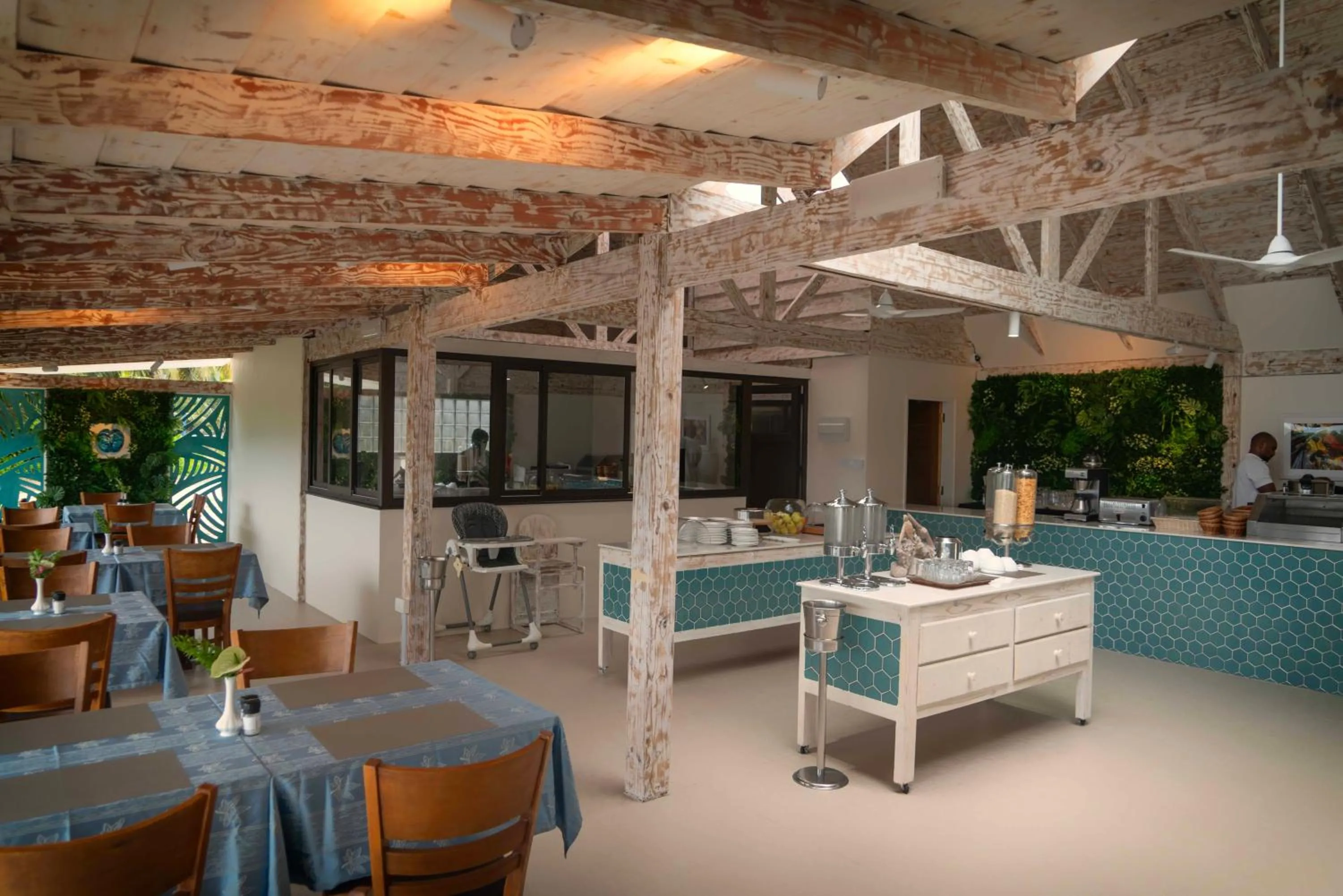 Restaurant/places to eat in Villas de Mer