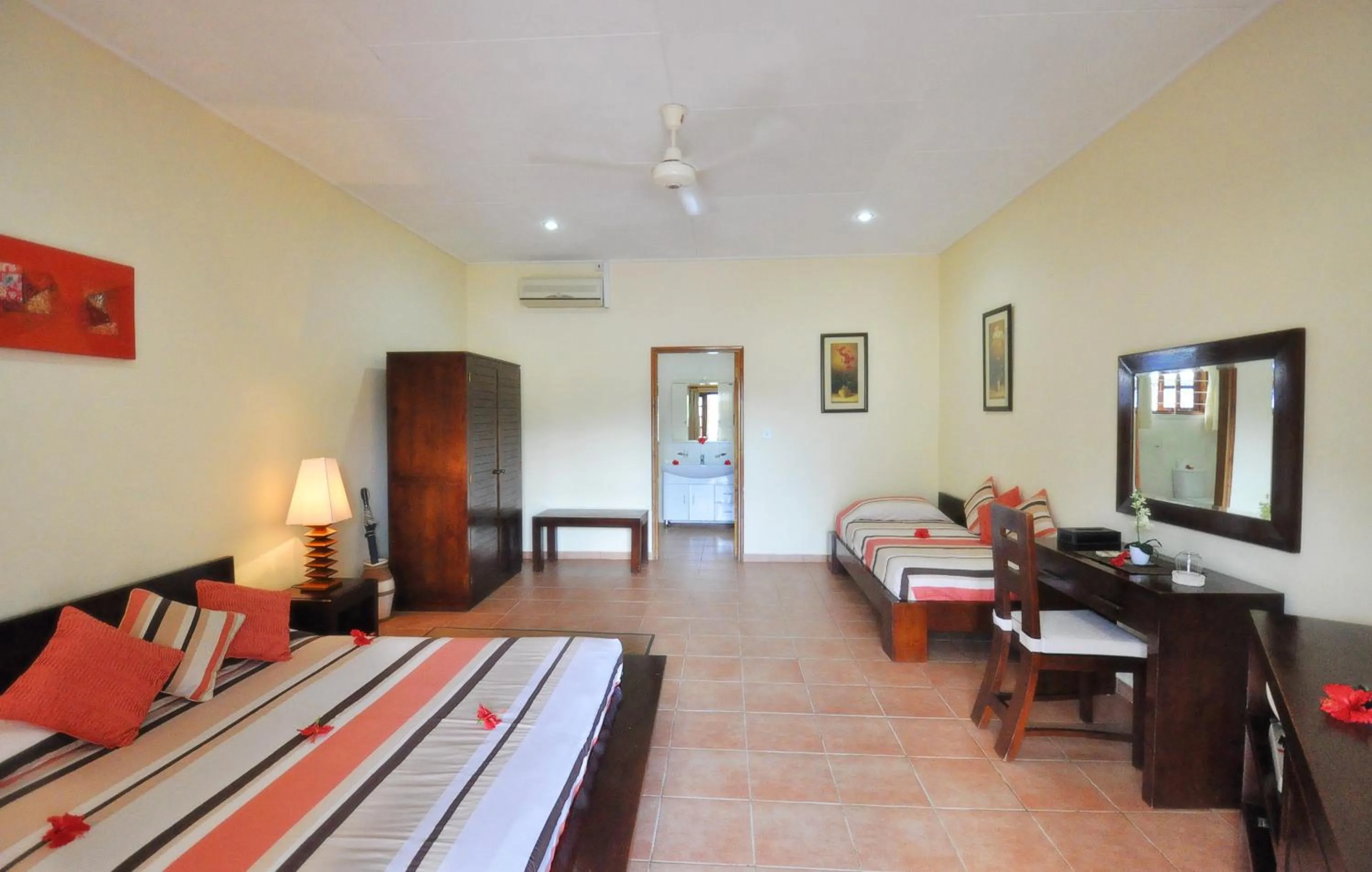 Bedroom, Bed in Britannia Hotel