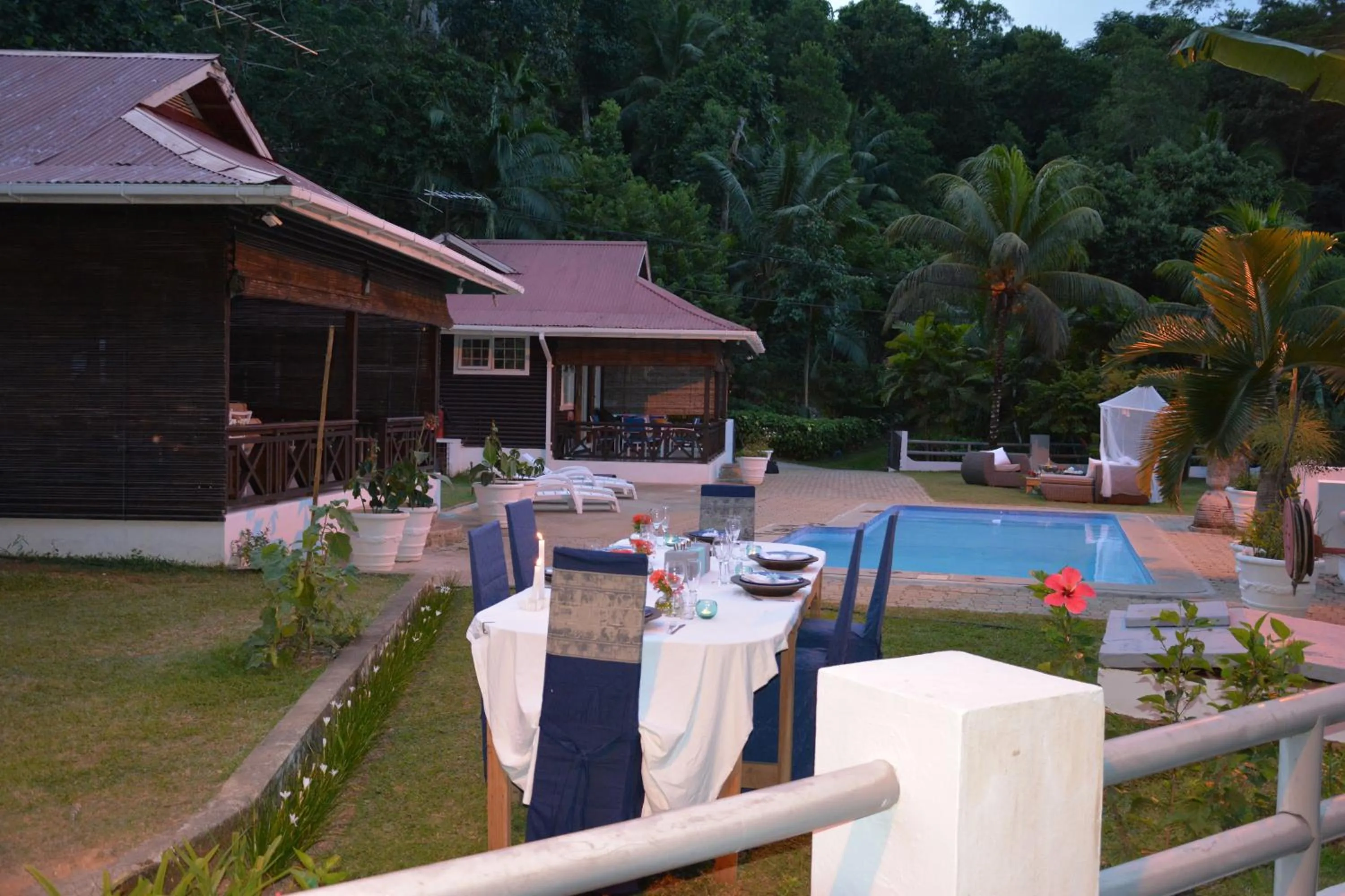 Dining area in Kokogrove Chalets