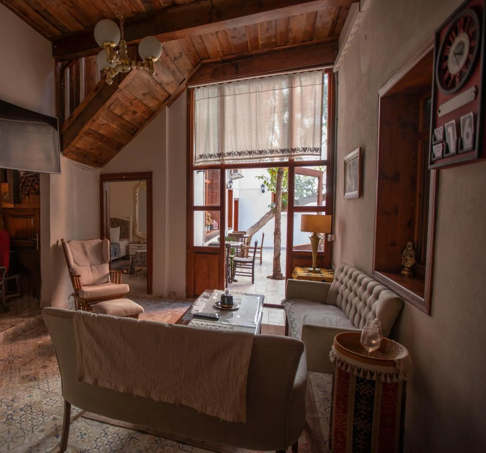 Restaurant/places to eat in Lily Town Hotel