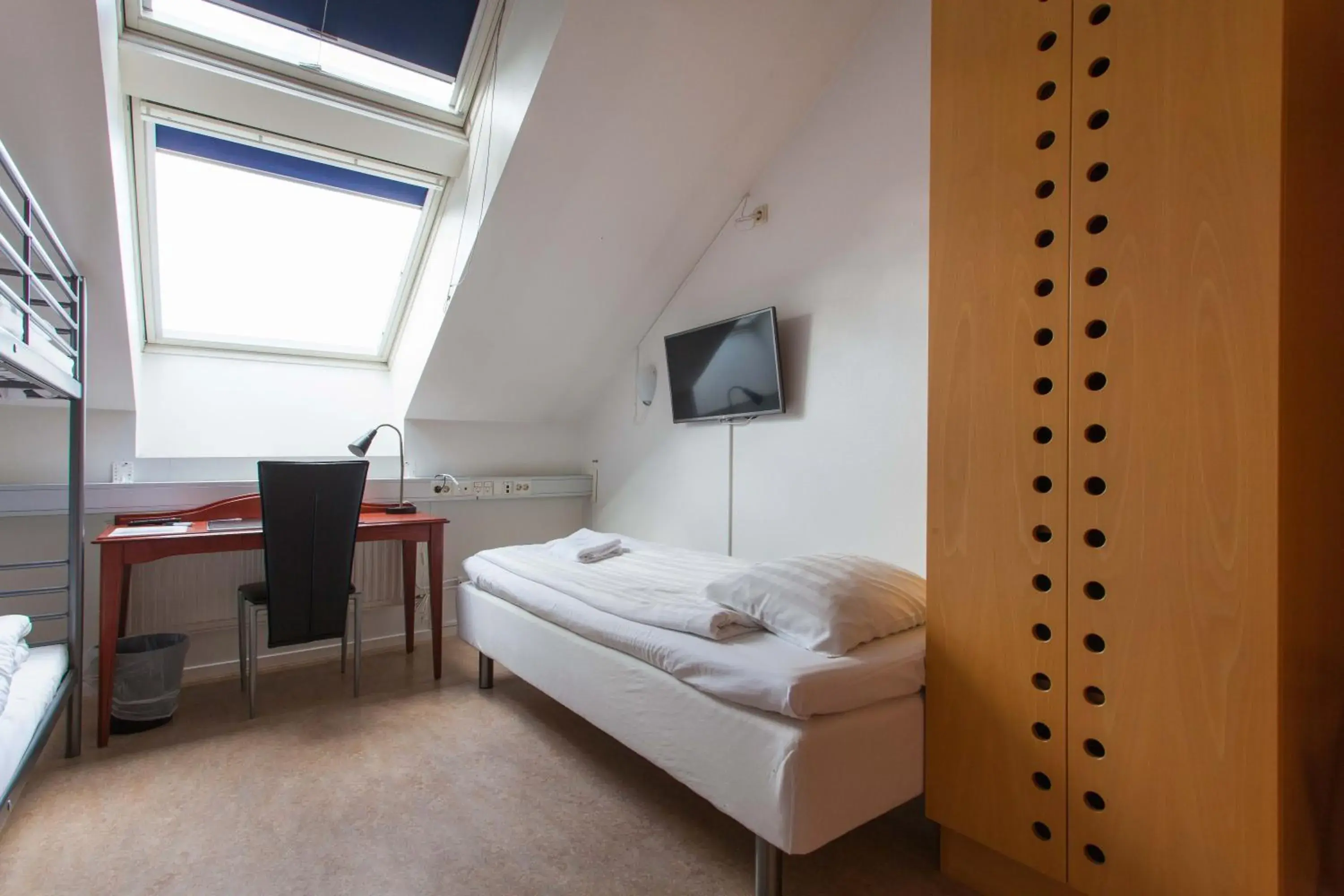 Basic Triple Room with Shared Bathroom in Pronova Hotell & Vandrarhem Basic Triple Room with Shared Bathroom in Pronova Hotell & Vandrarhem