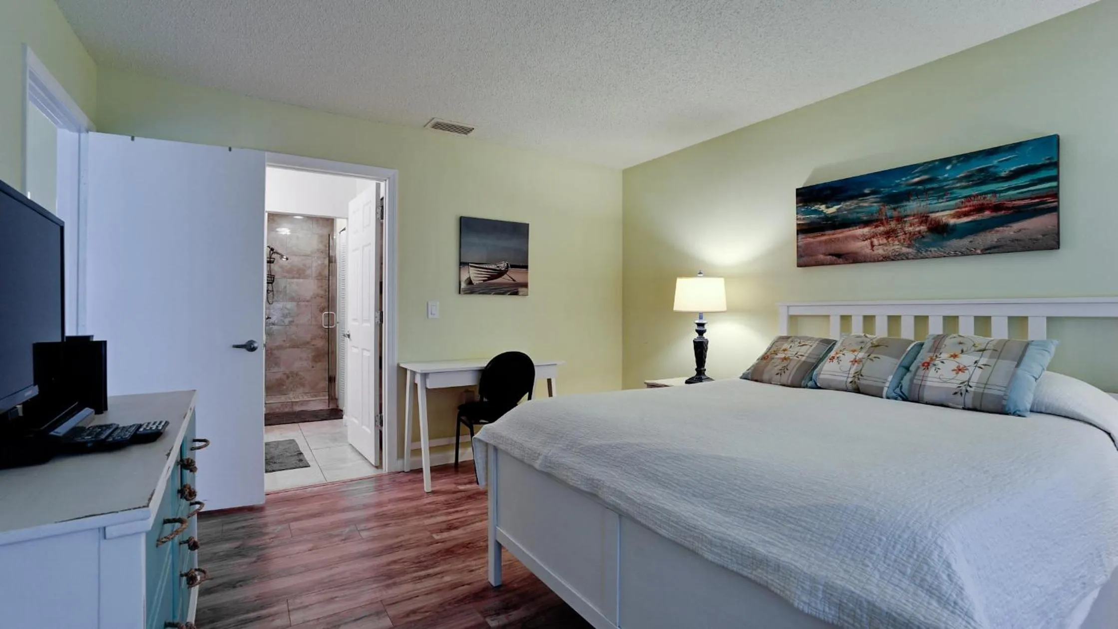 Bed in Shorewalk Vacation Villa