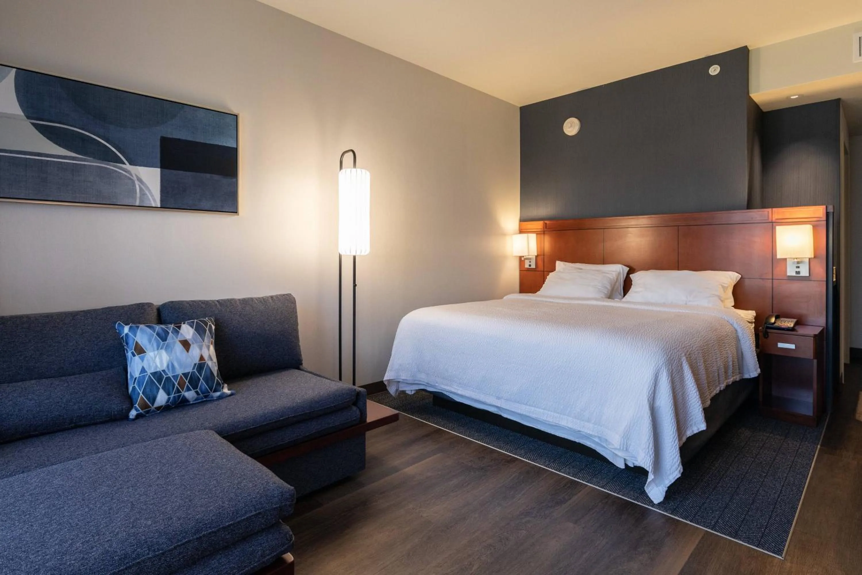 Photo of the whole room, Bed in Courtyard by Marriott Cincinnati Midtown/Rookwood