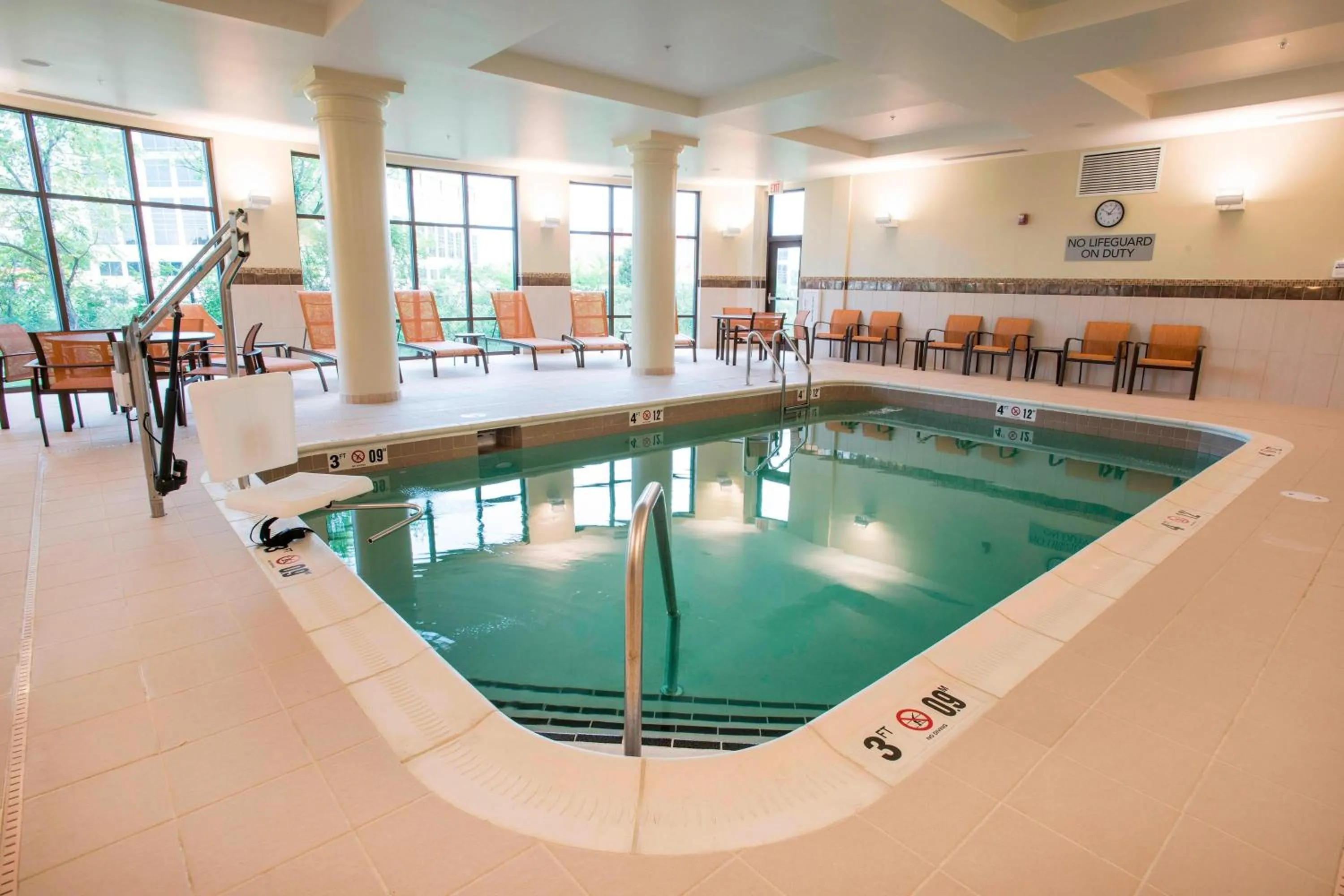 Swimming pool in Courtyard by Marriott Cincinnati Midtown/Rookwood
