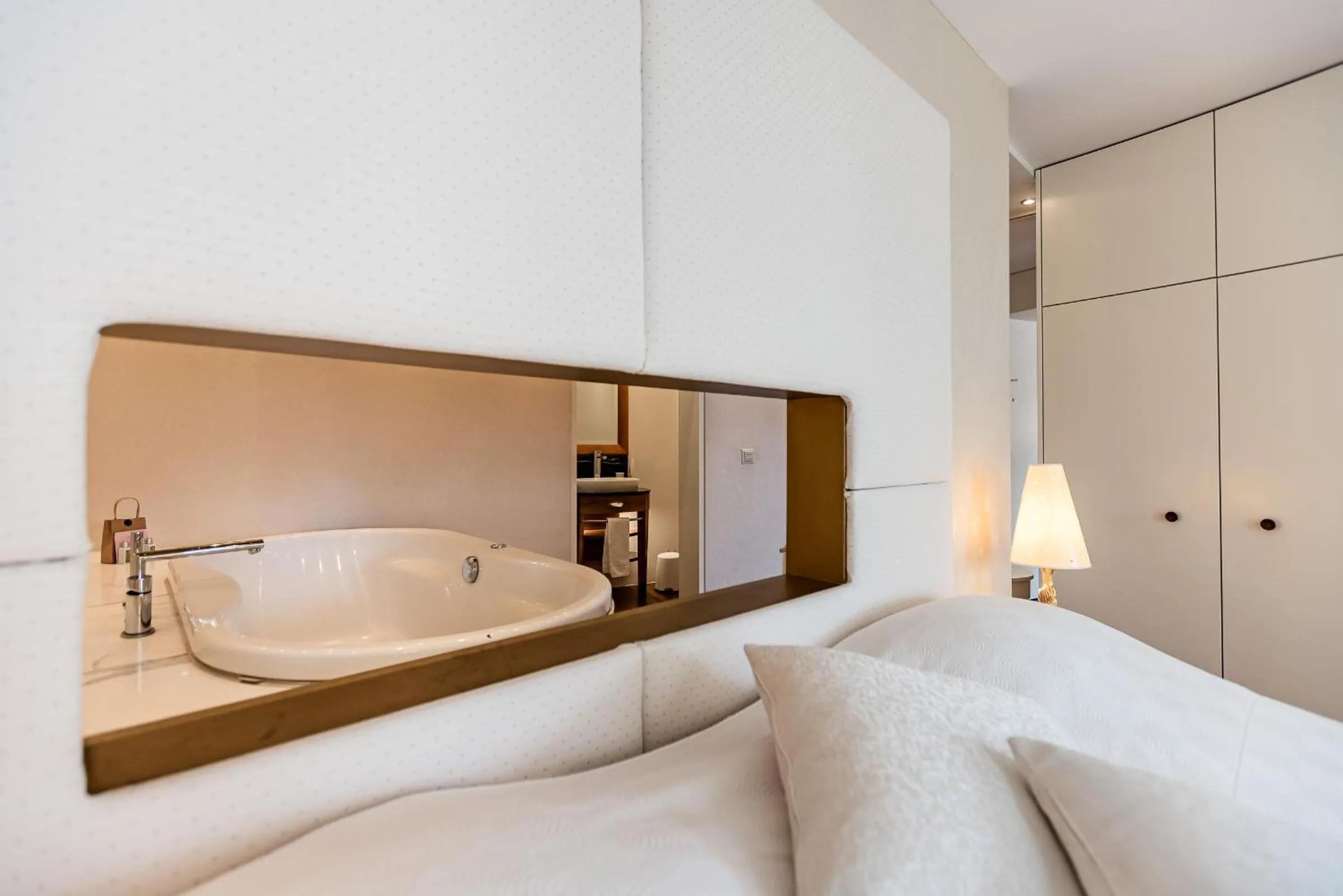 Hot Tub, Bed in Hotel des Balances