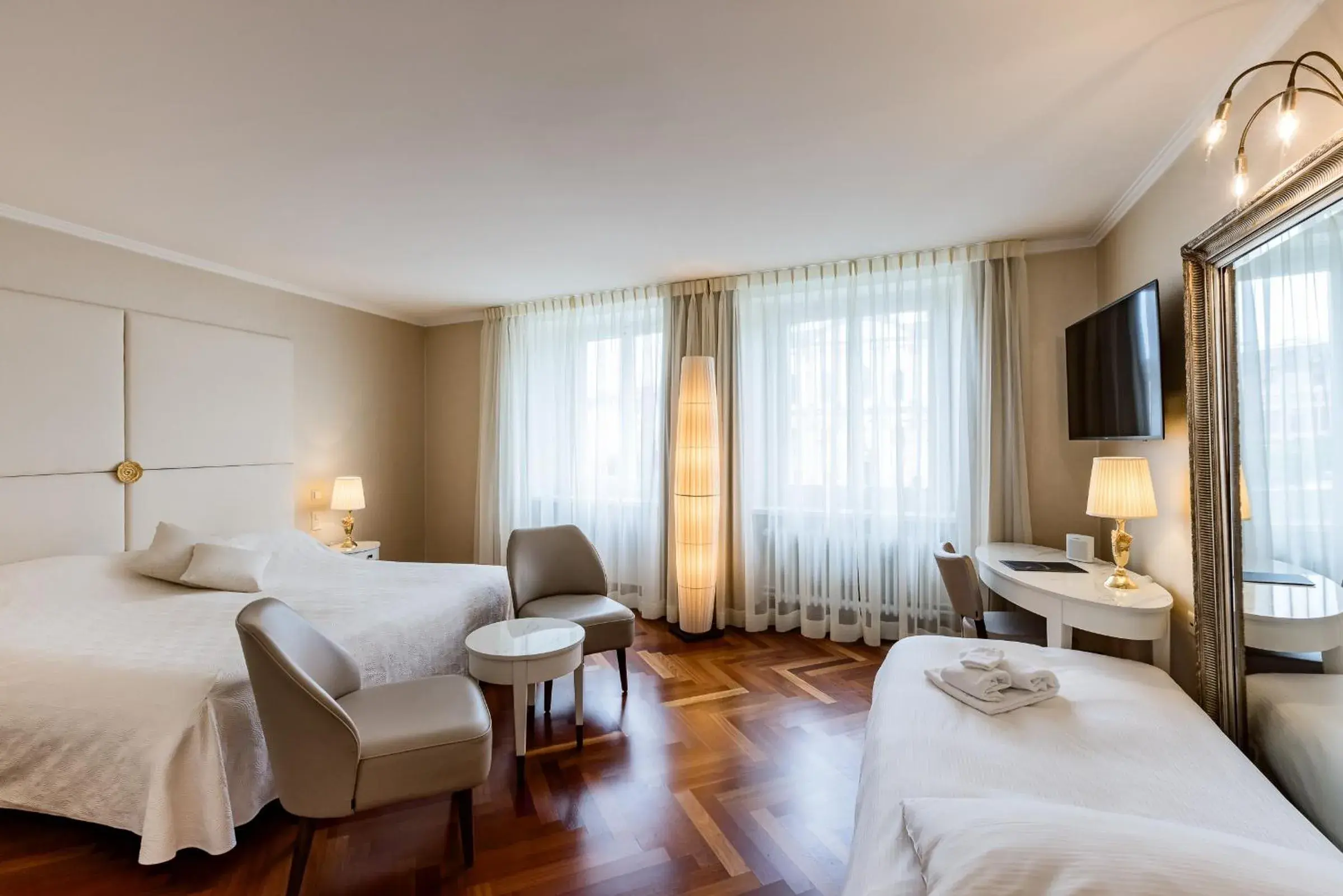 Triple Room with River View in Hotel des Balances Triple Room with River View in Hotel des Balances