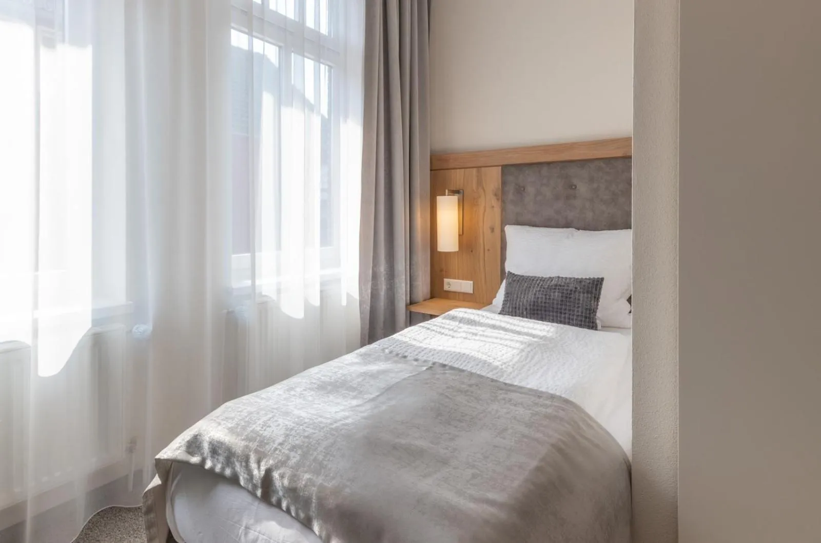 Photo of the whole room, Bed in 24/7 Selfcheckin