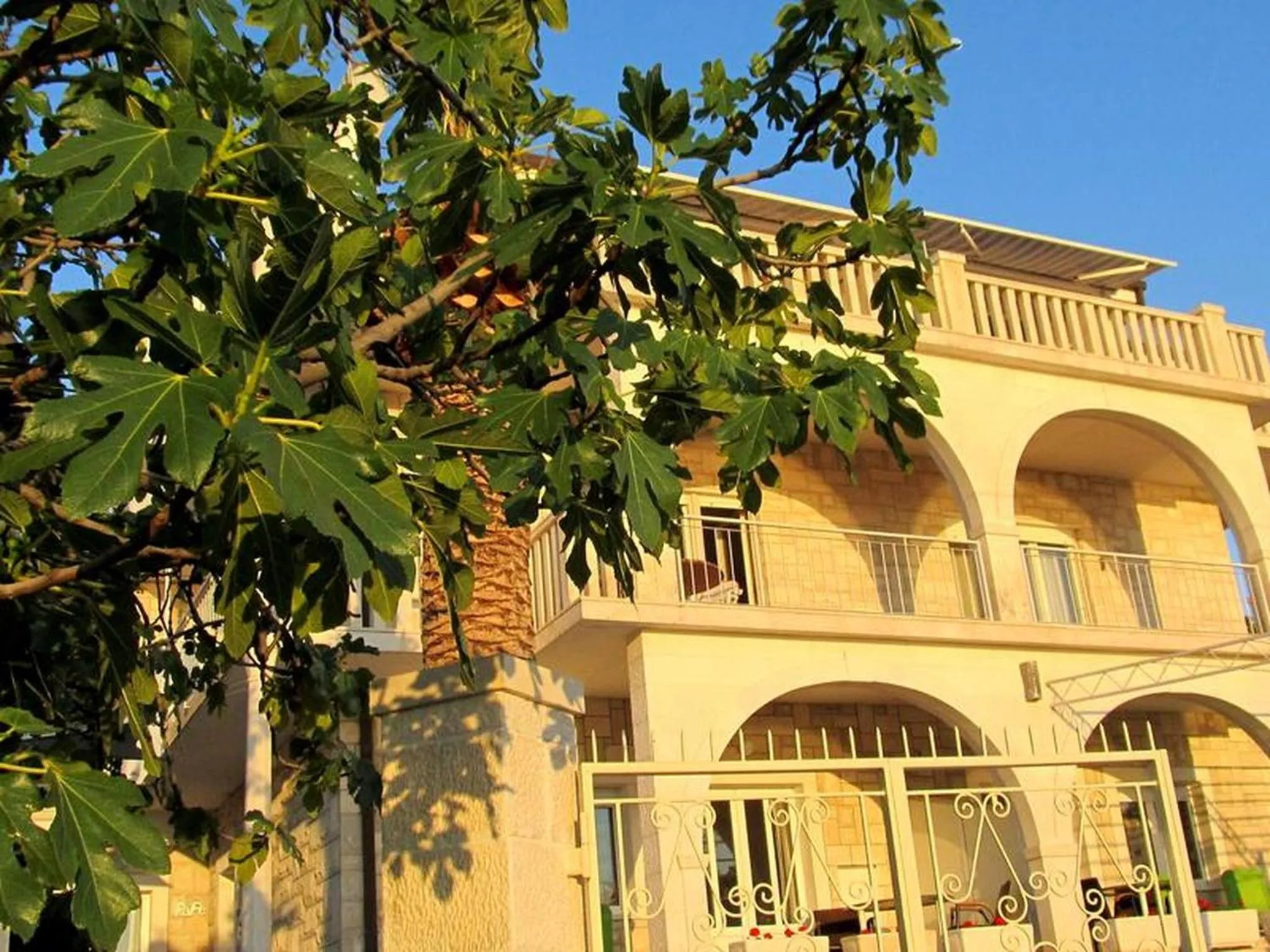 Apartment for two persons with sea view in Trogir near the beach