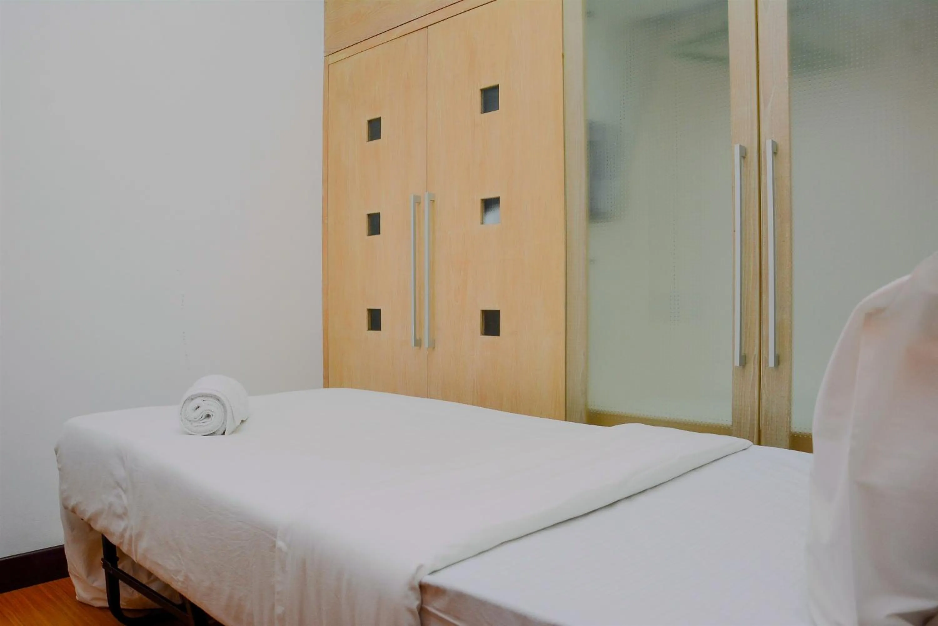 Bedroom, Bed in Comfortable 2BR Apartment at Mediterania Palace Residence By Travelio