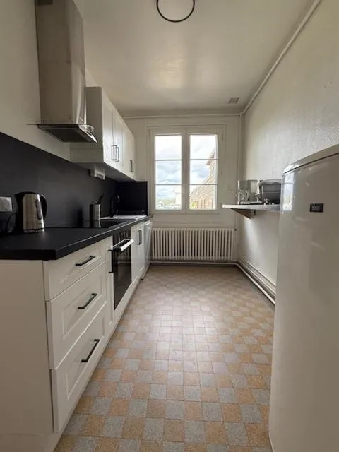 Kitchen or kitchenette in Hebergements le Camp d'Auneau - Leboudubout