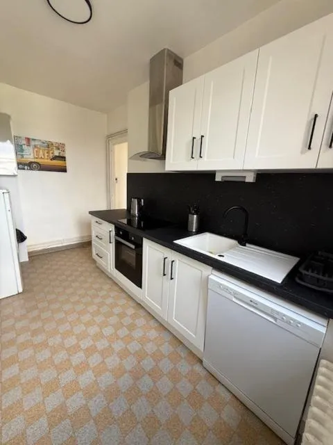 Kitchen or kitchenette in Hebergements le Camp d'Auneau - Leboudubout