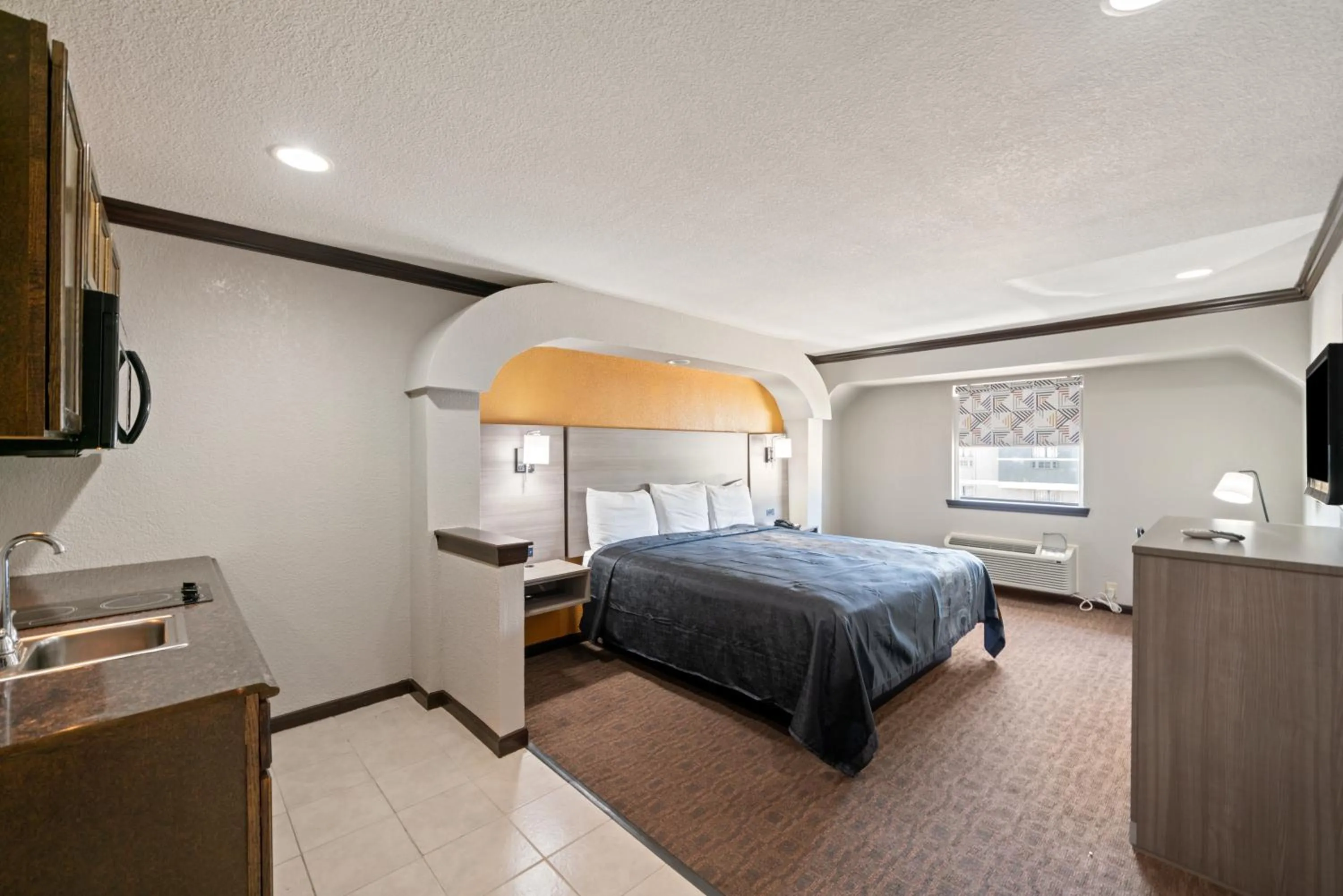 Kitchen or kitchenette, Bed in Americas Best Value Inn & Suites Brenham