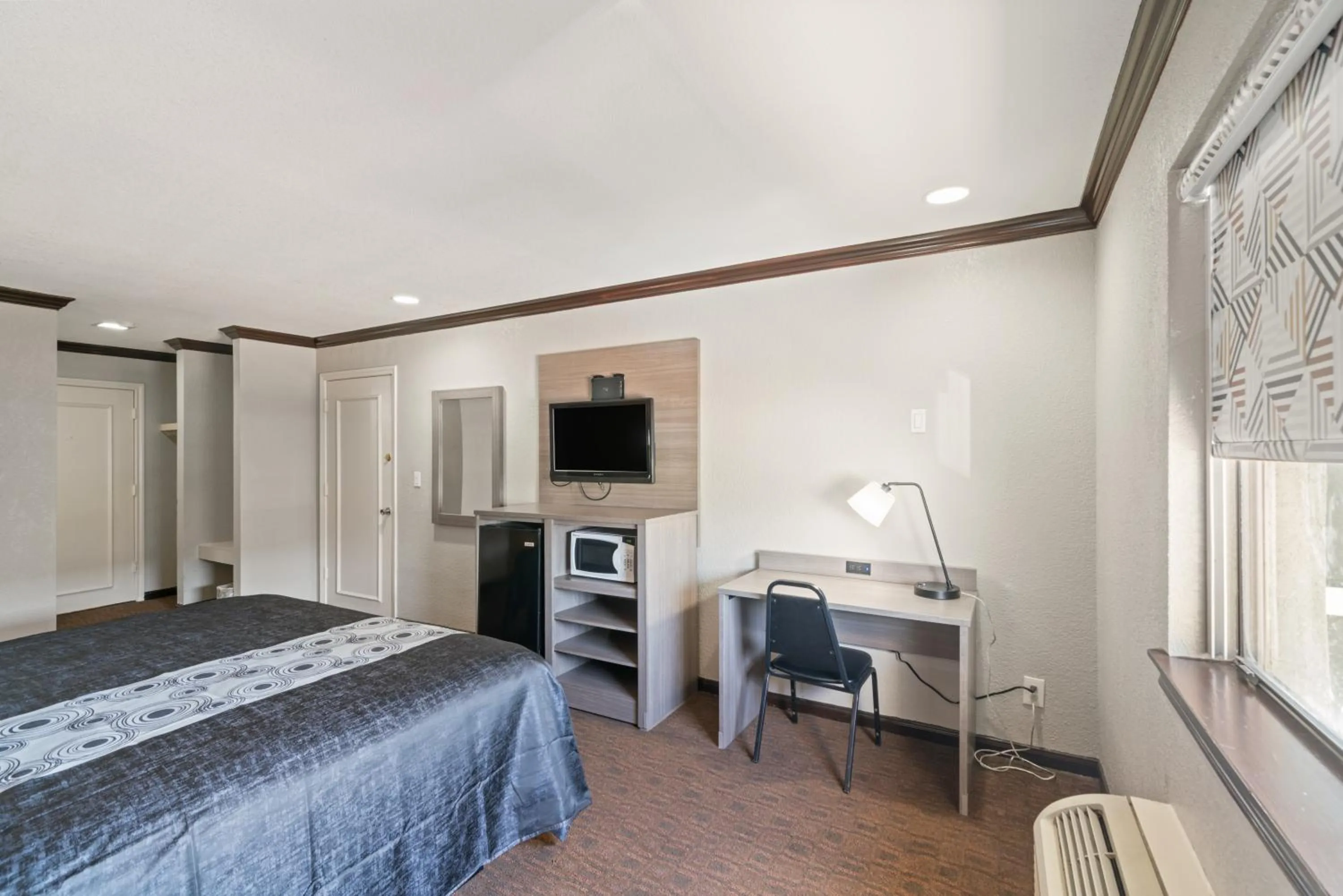 TV and multimedia, Bed in Americas Best Value Inn & Suites Brenham