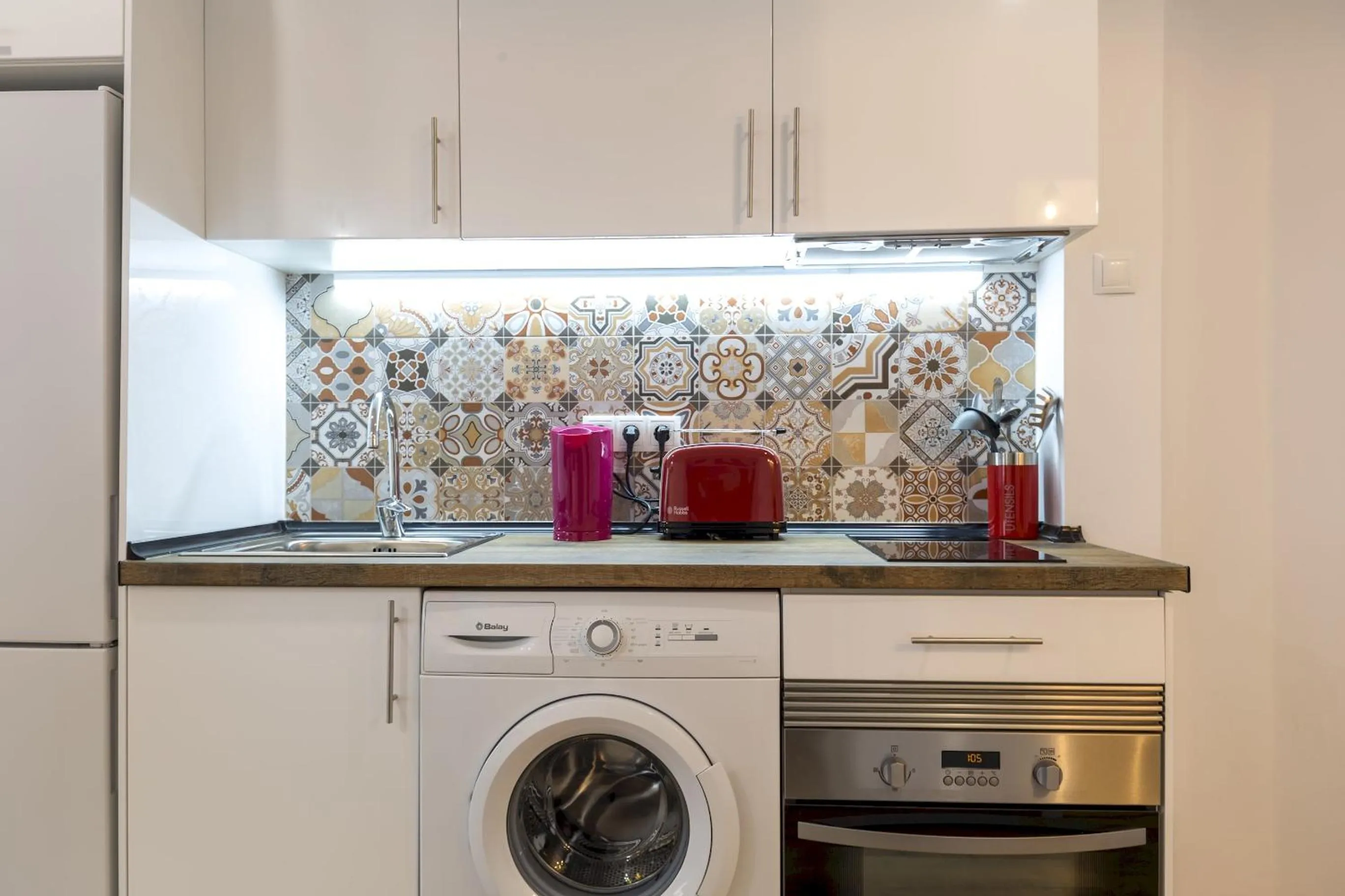 Kitchen or kitchenette in Besos Beach Gem II By MyRentalHost