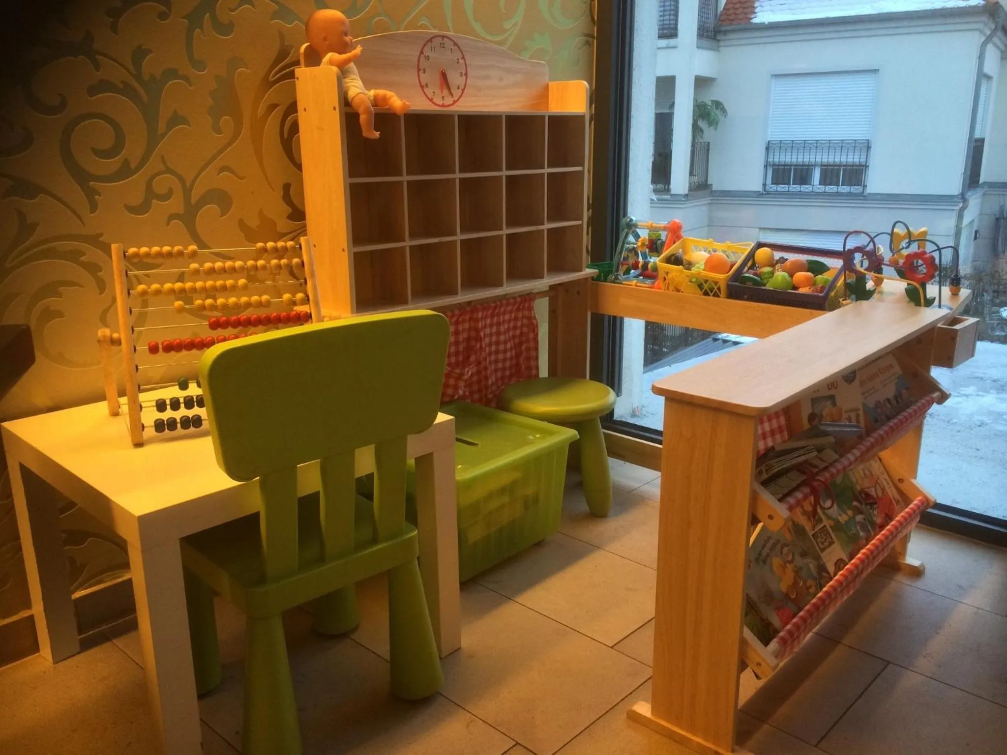 Game Room in KH Hotel mit Restaurant