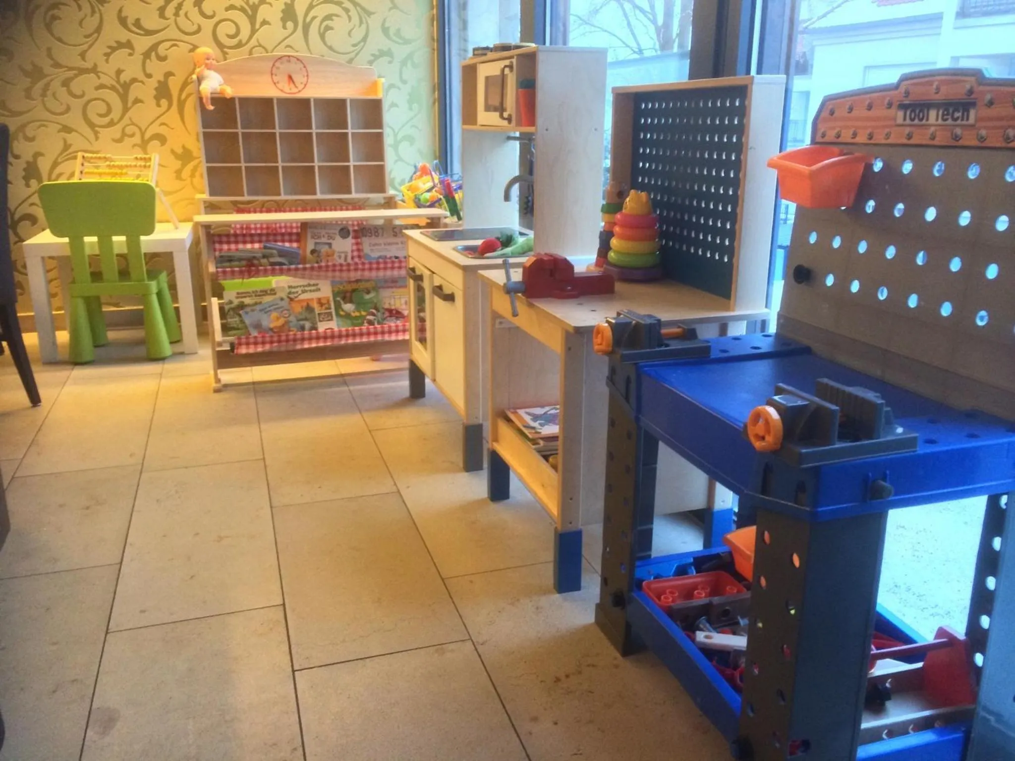 Game Room in KH Hotel mit Restaurant