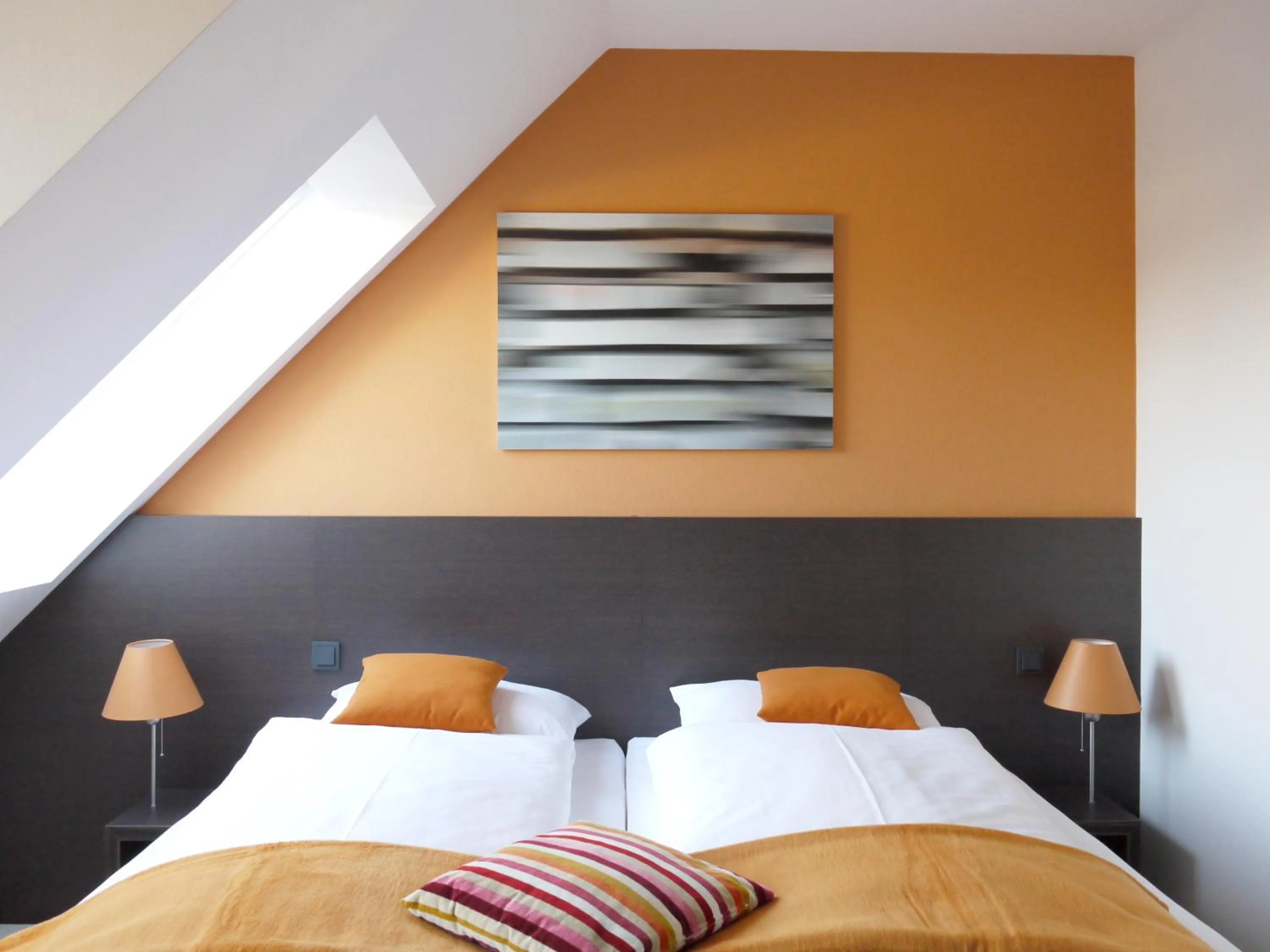 Bed in KH Hotel mit Restaurant