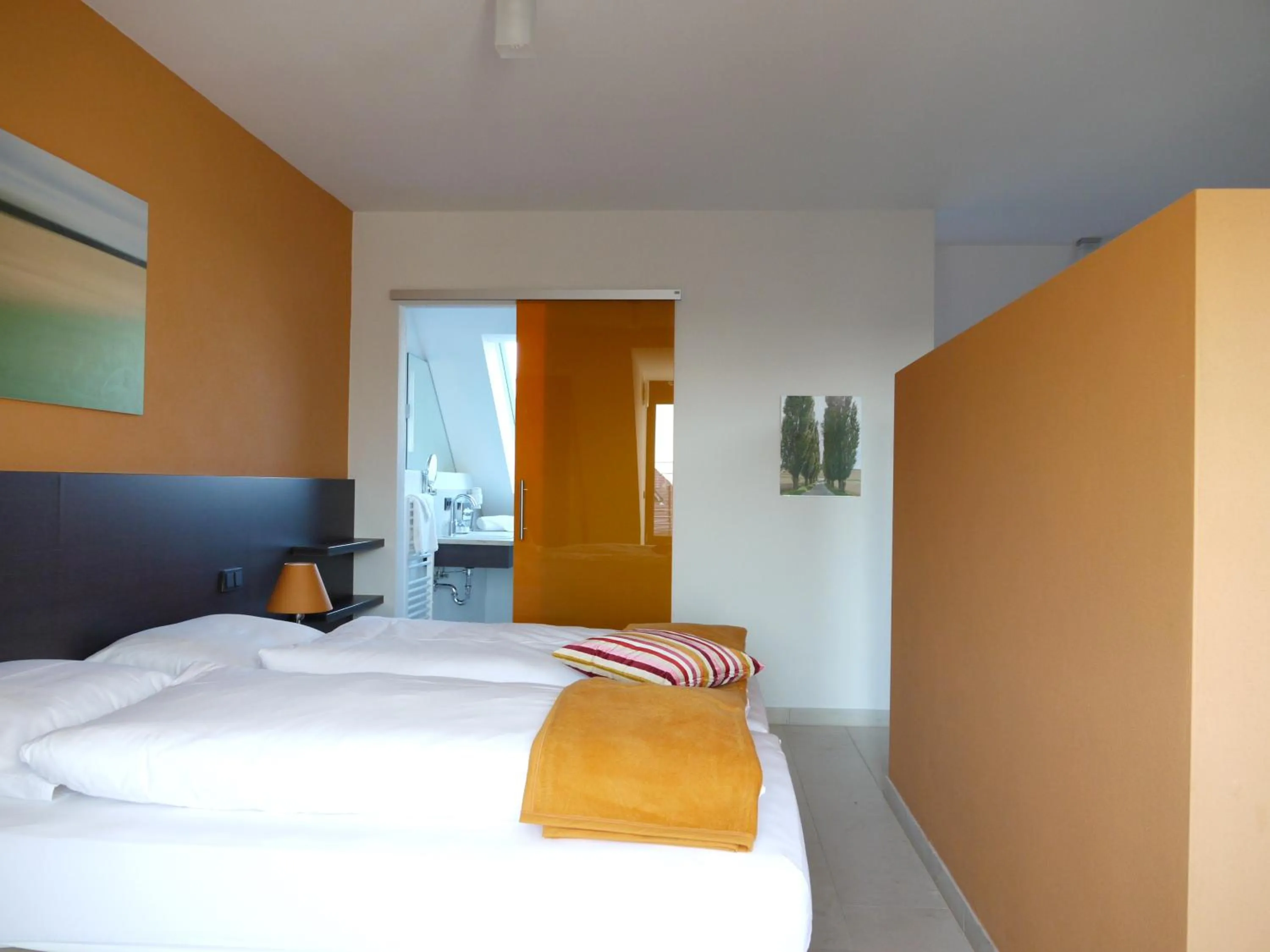 Bed in KH Hotel mit Restaurant