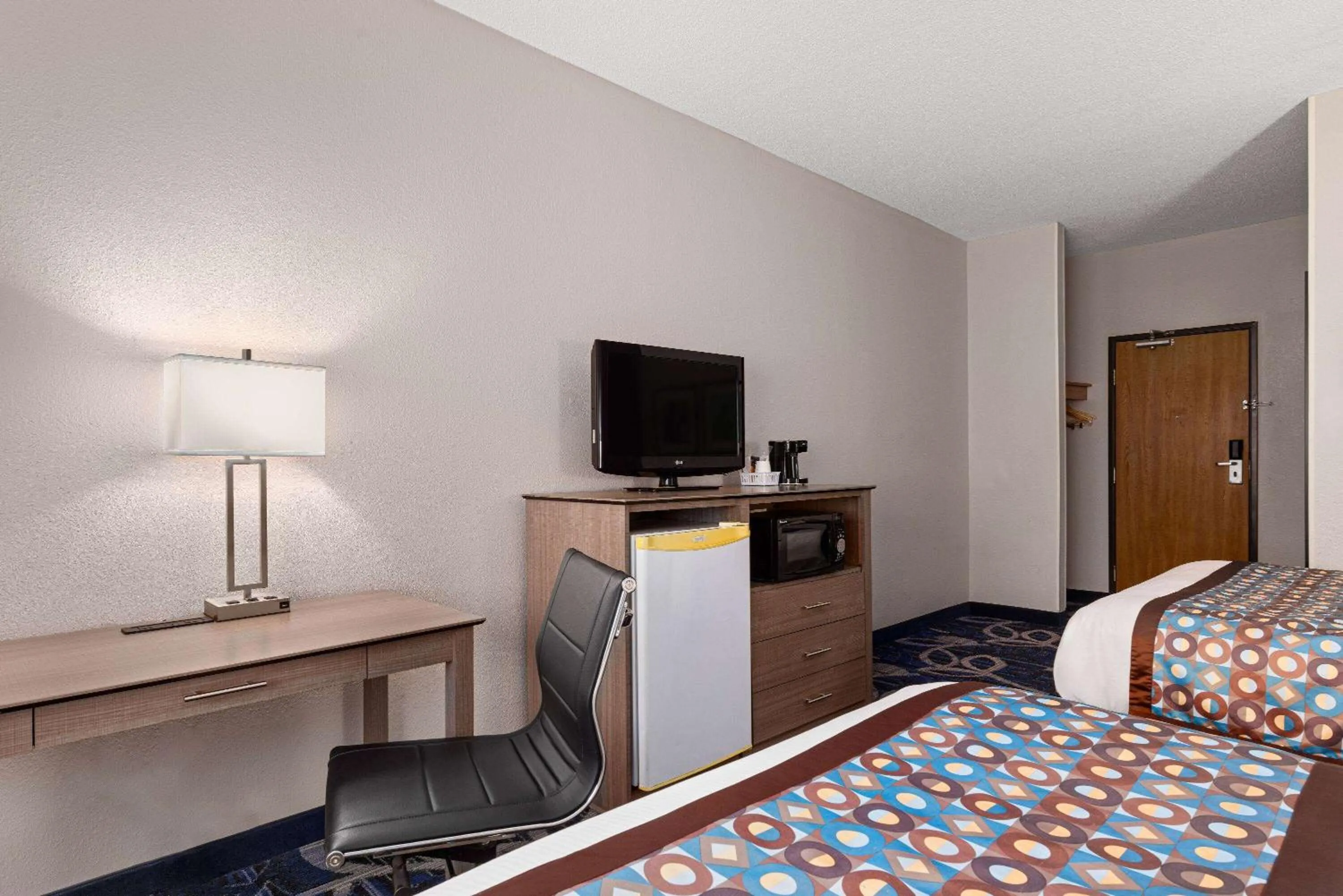 Photo of the whole room, Bed in Baymont by Wyndham Waterloo