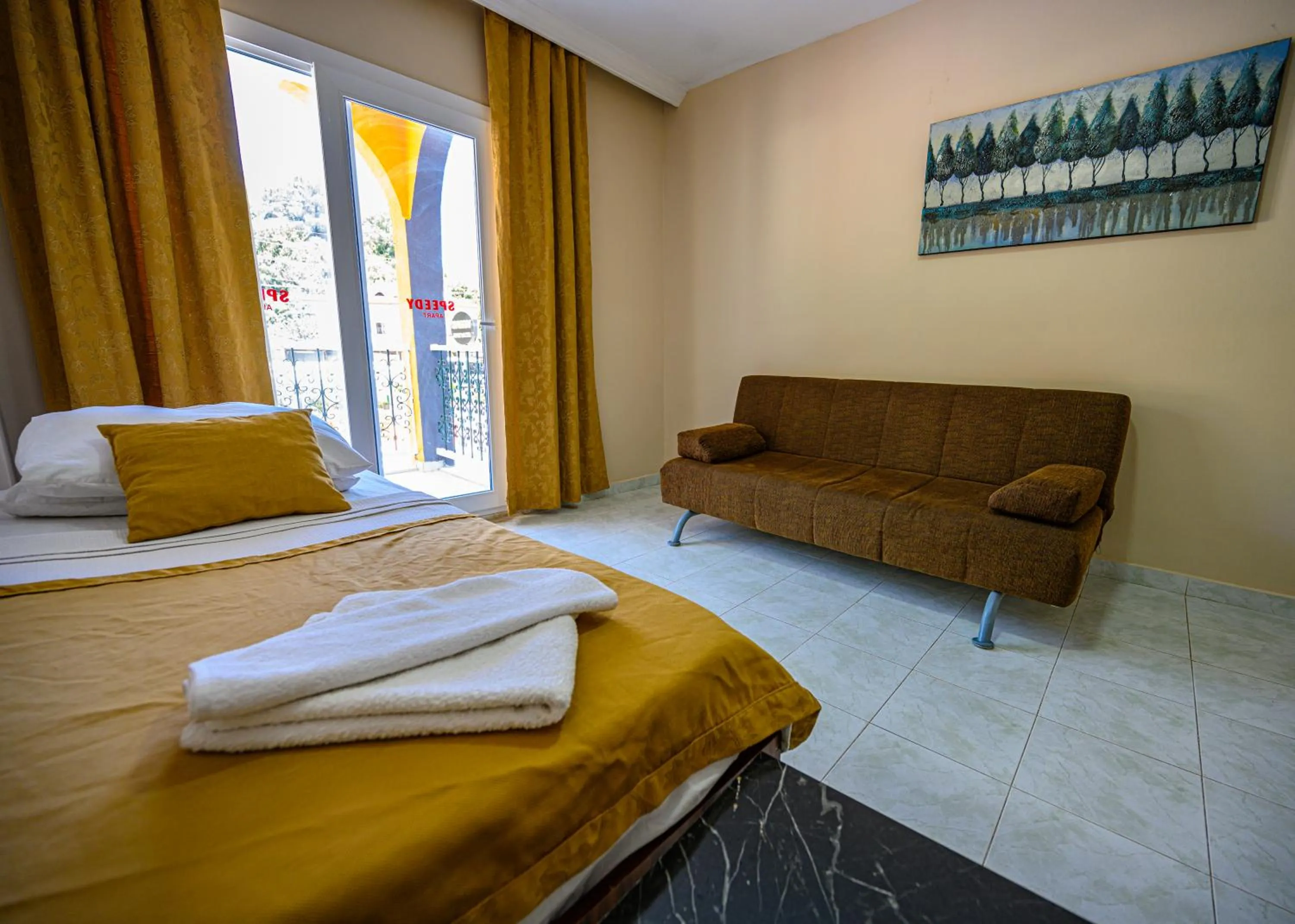 Living room, Bed in Speedy Apart Otel