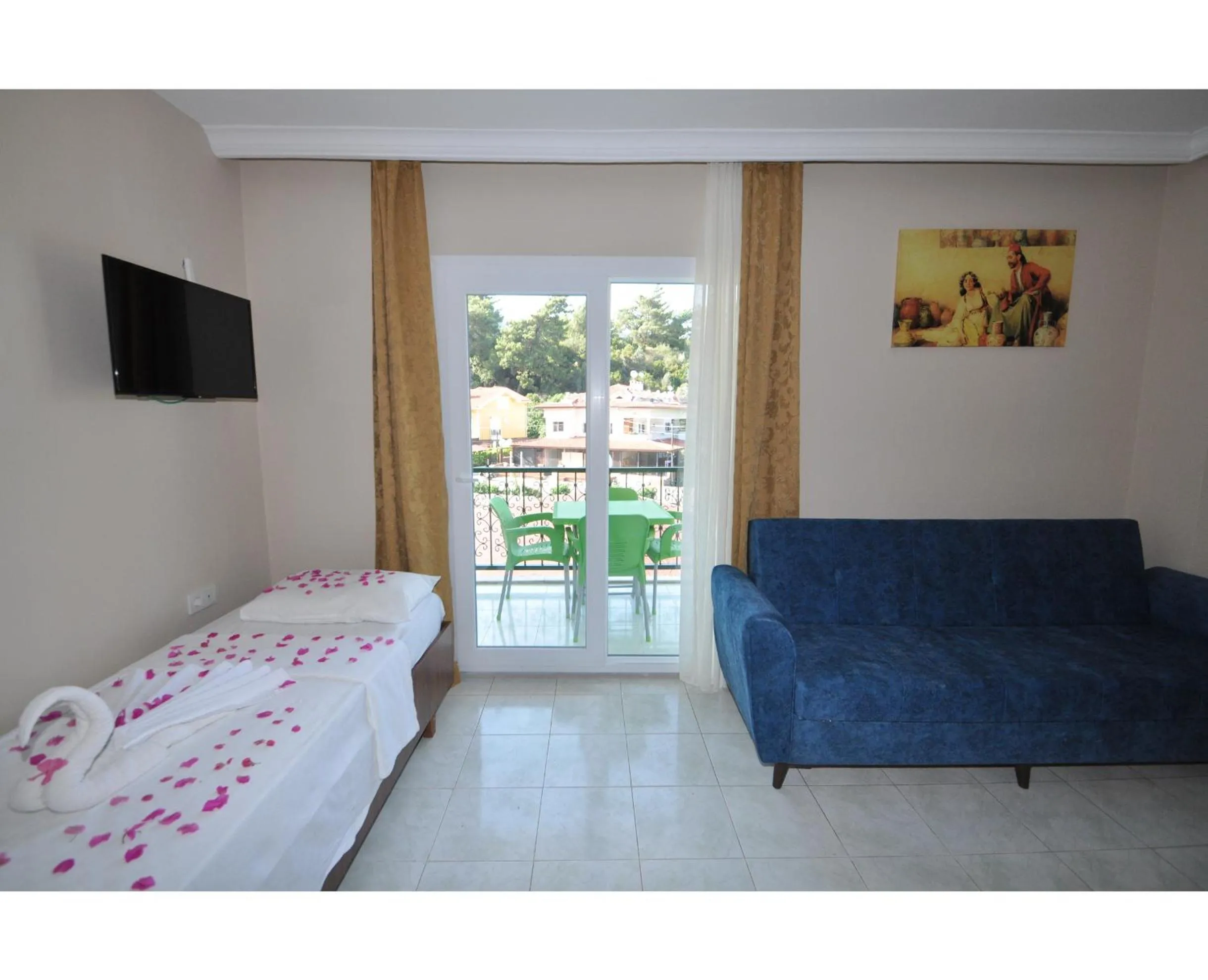 Seating area, Bed in Speedy Apart Otel