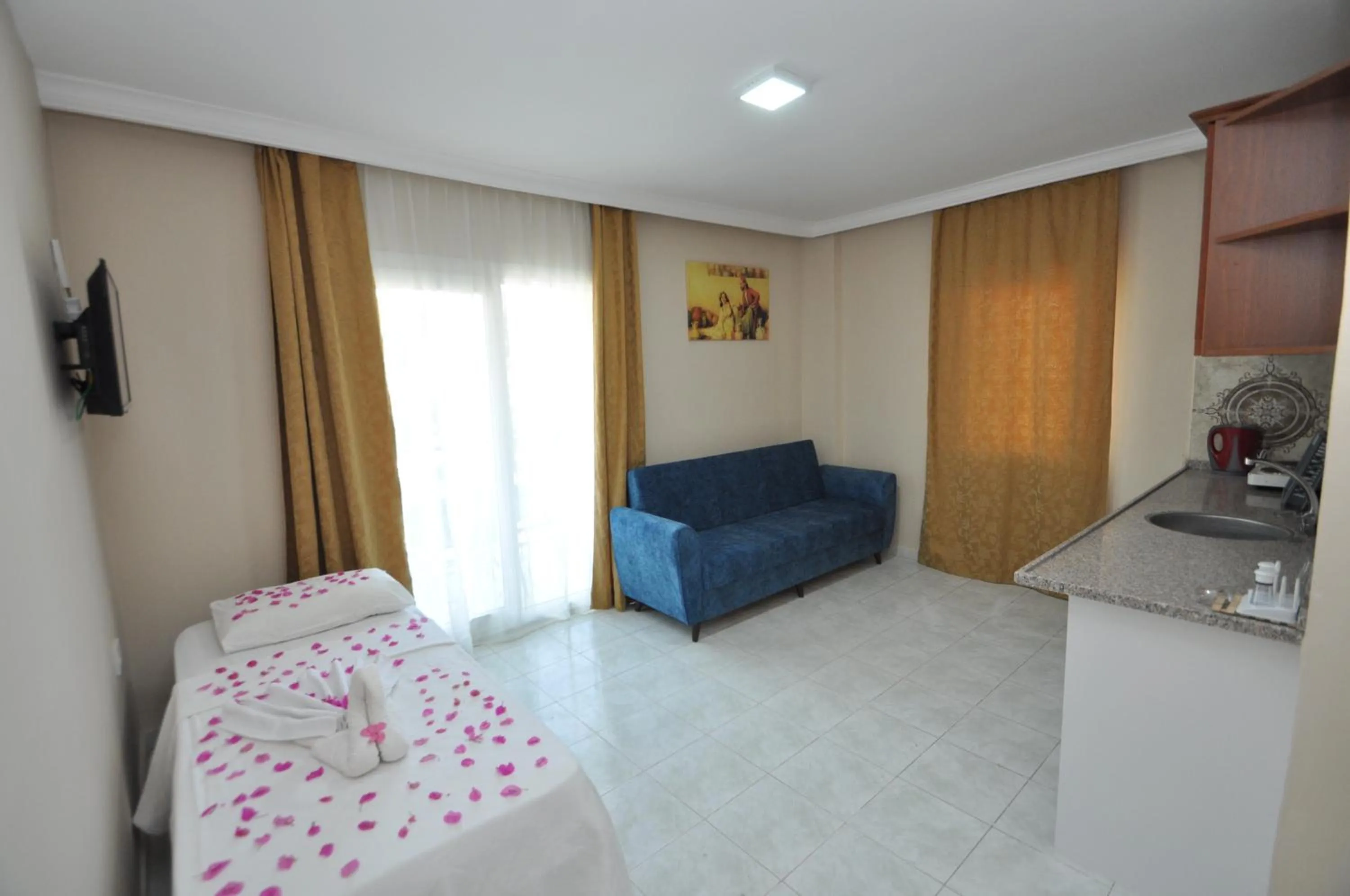 Seating area, Bed in Speedy Apart Otel