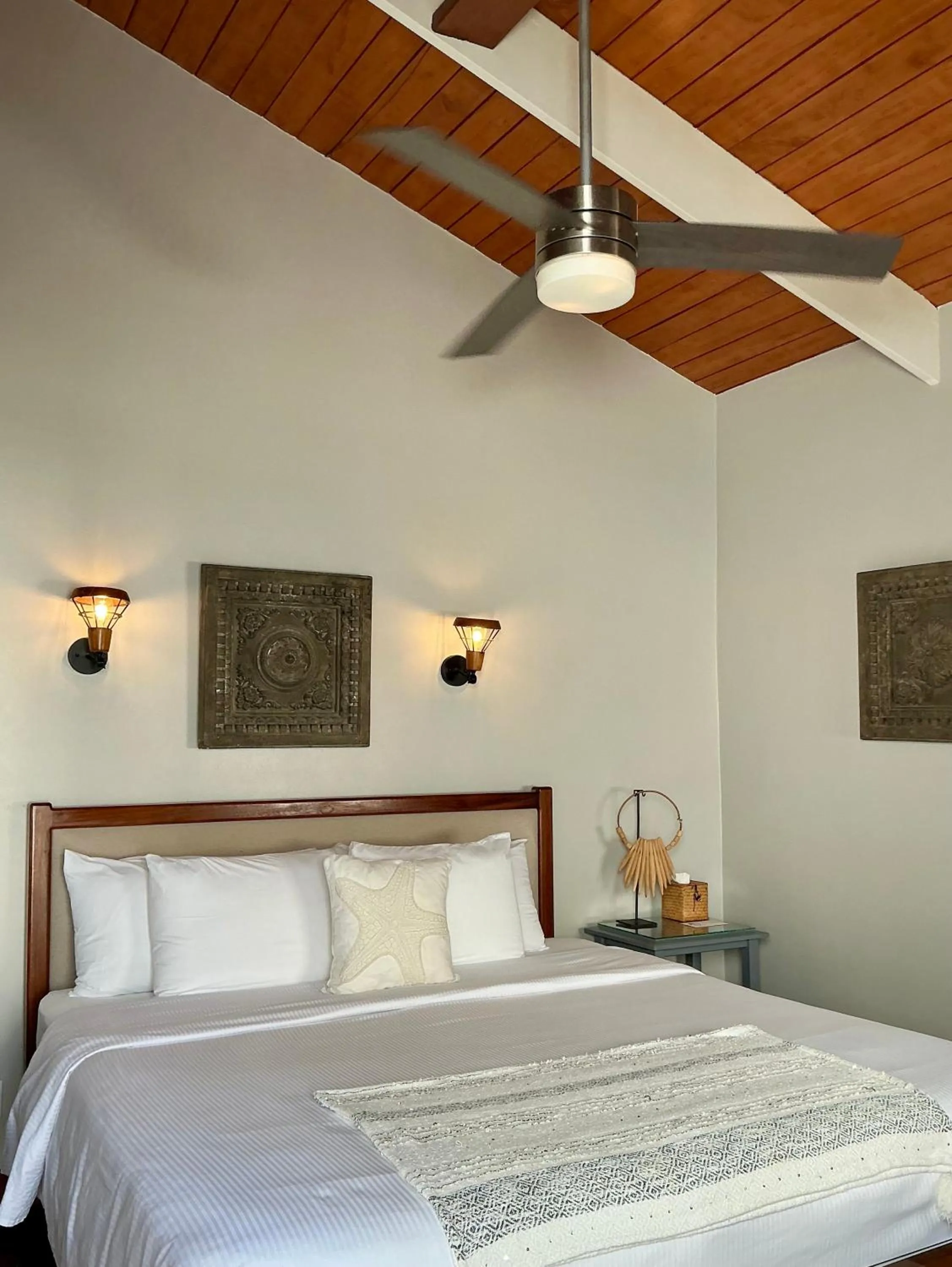 Bed in Mata Rocks Resort