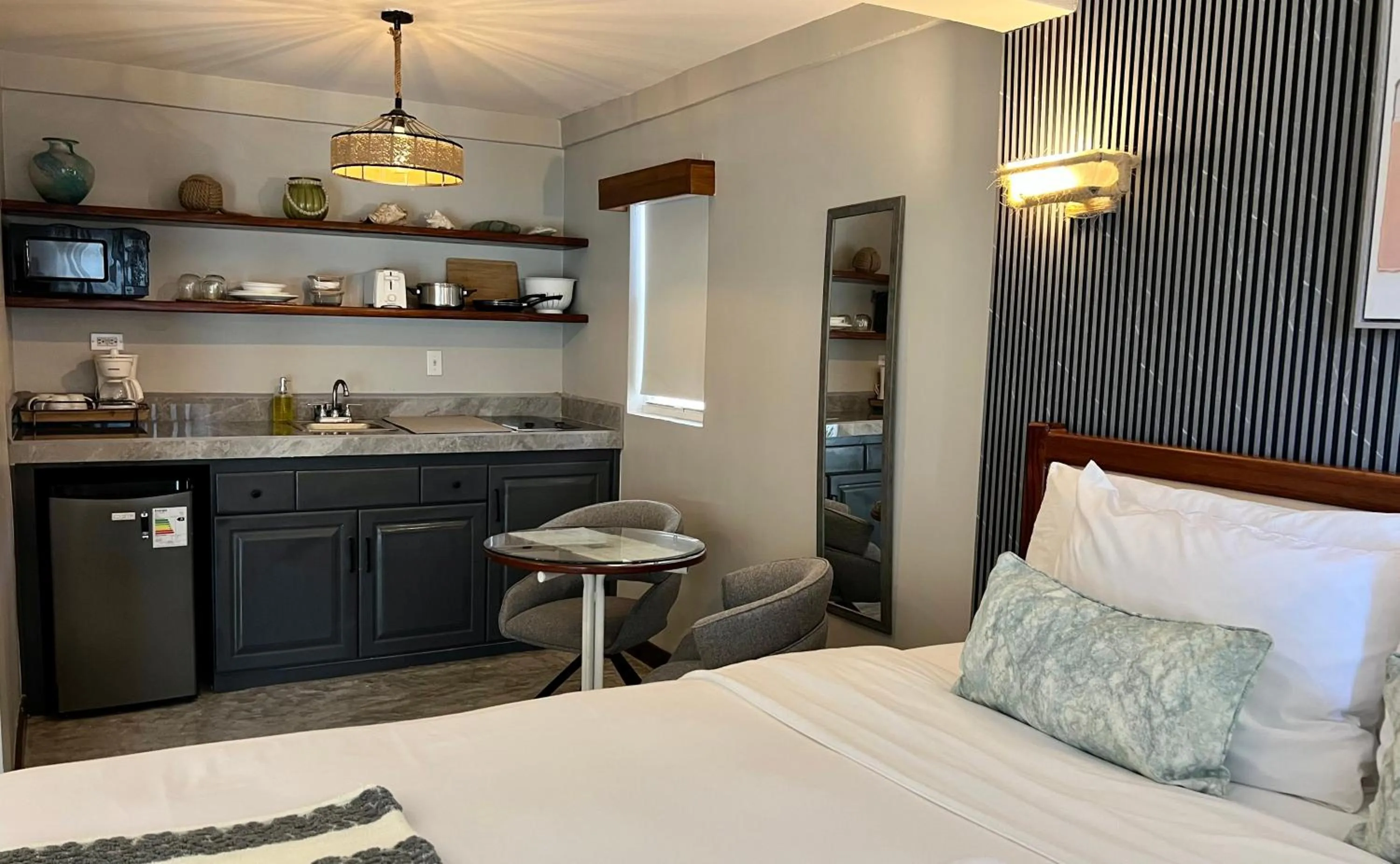 Kitchen or kitchenette, Bed in Mata Rocks Resort