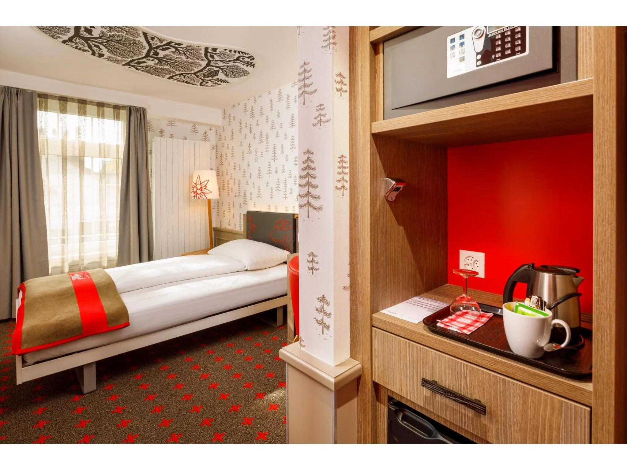 Photo of the whole room, Bed in Swiss Night by Fassbind