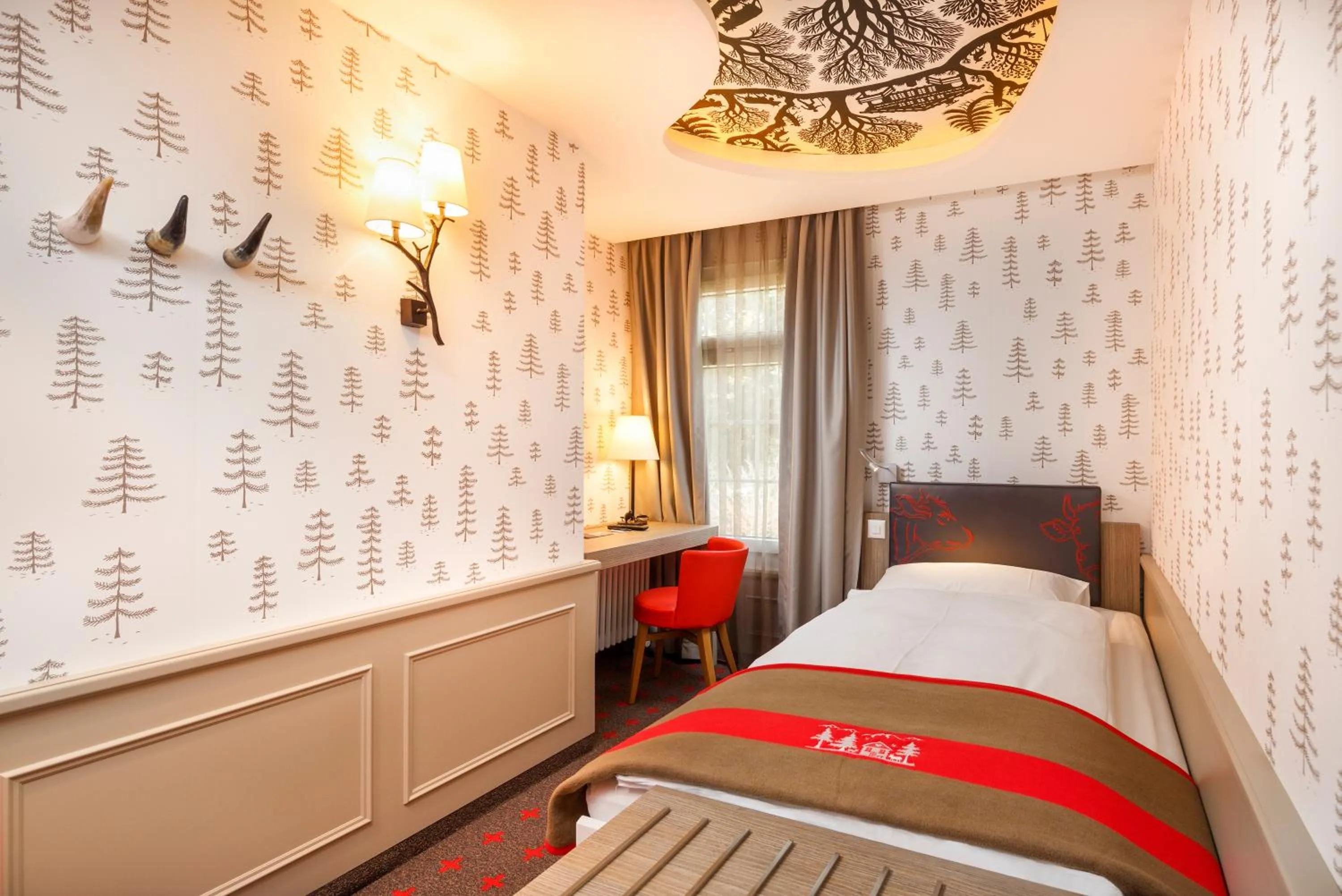 Photo of the whole room, Bed in Swiss Night by Fassbind