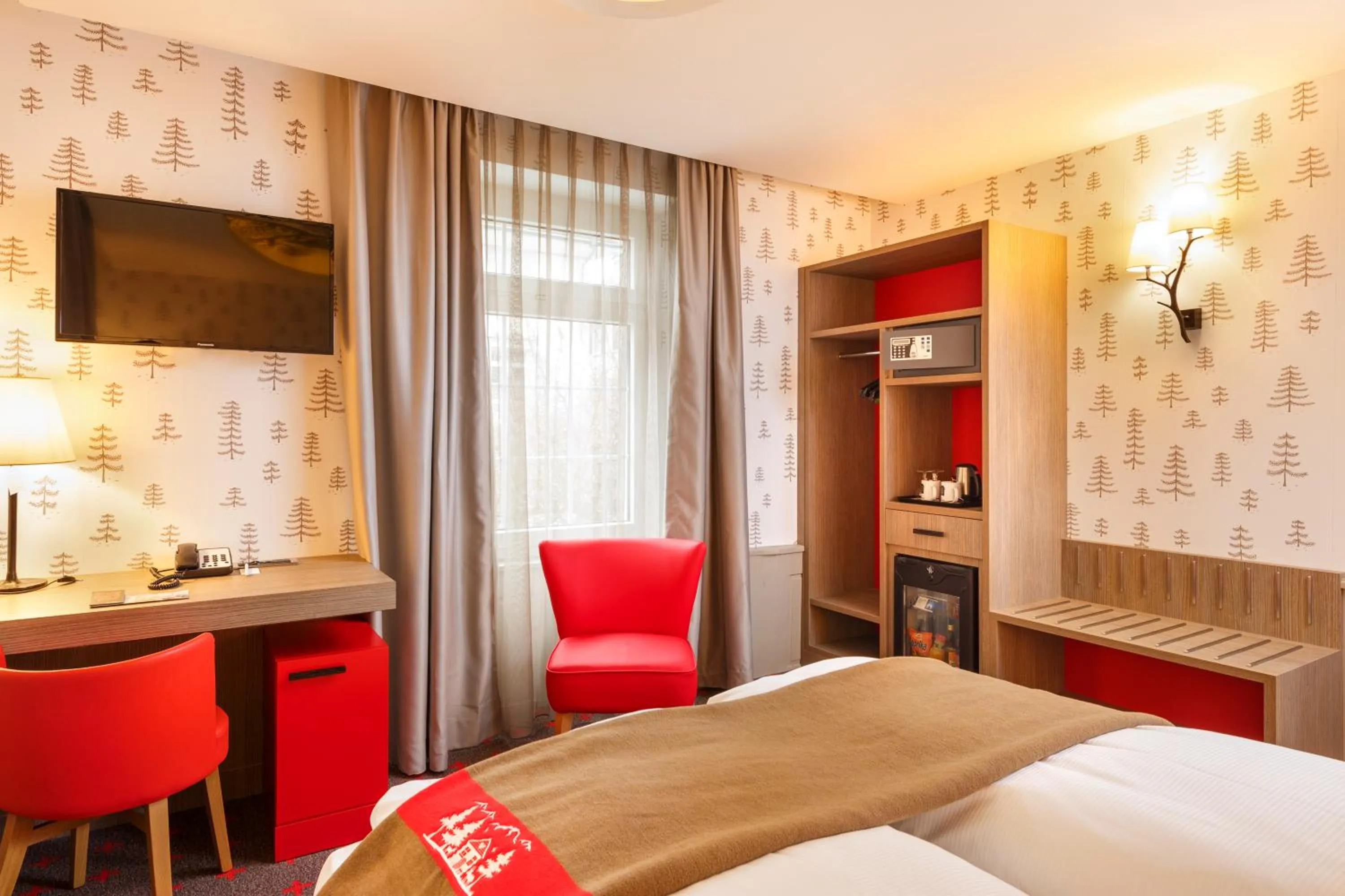 Photo of the whole room, Bed in Swiss Night by Fassbind