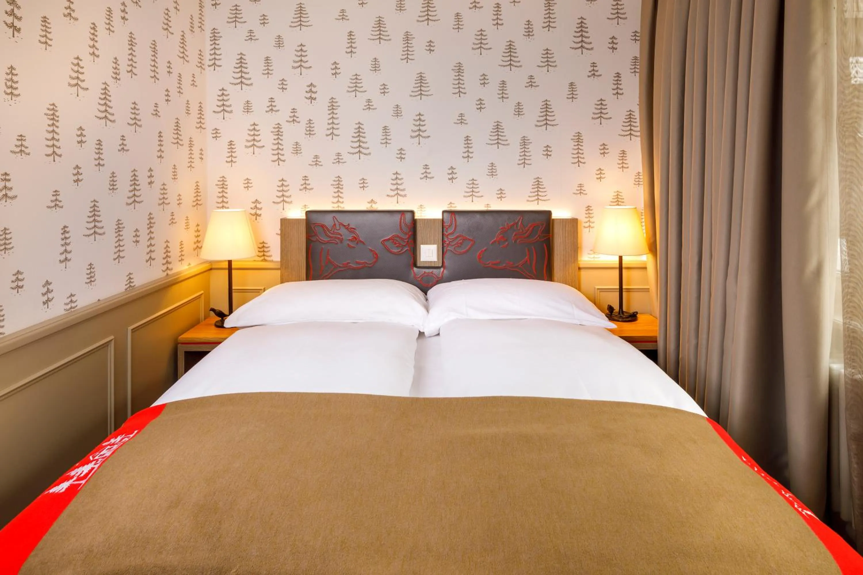 Photo of the whole room, Bed in Swiss Night by Fassbind