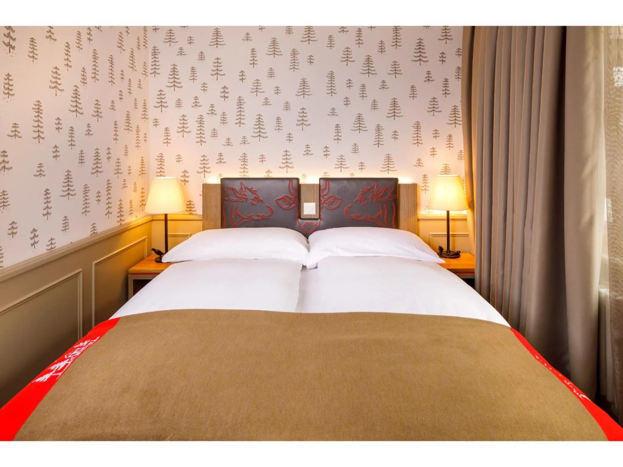 Photo of the whole room, Bed in Swiss Night by Fassbind