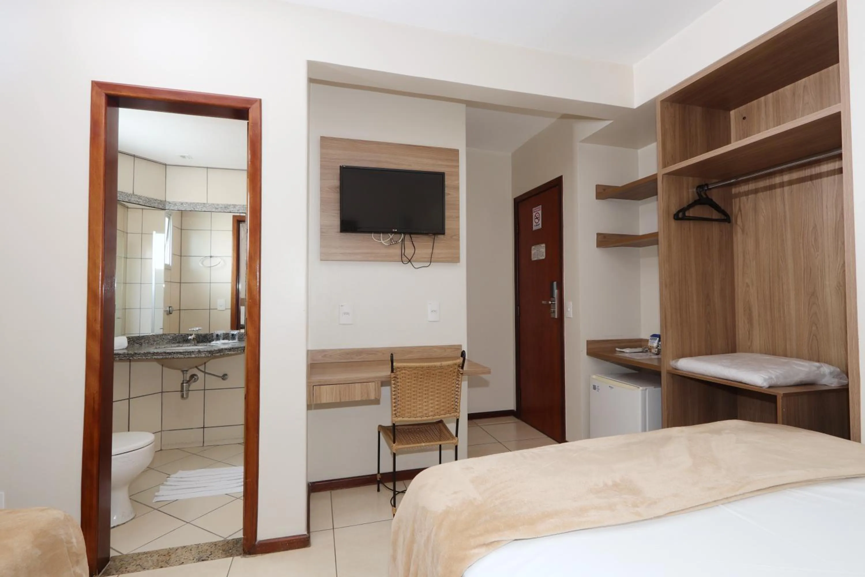 Bathroom, Bed in Montblanc Hotel