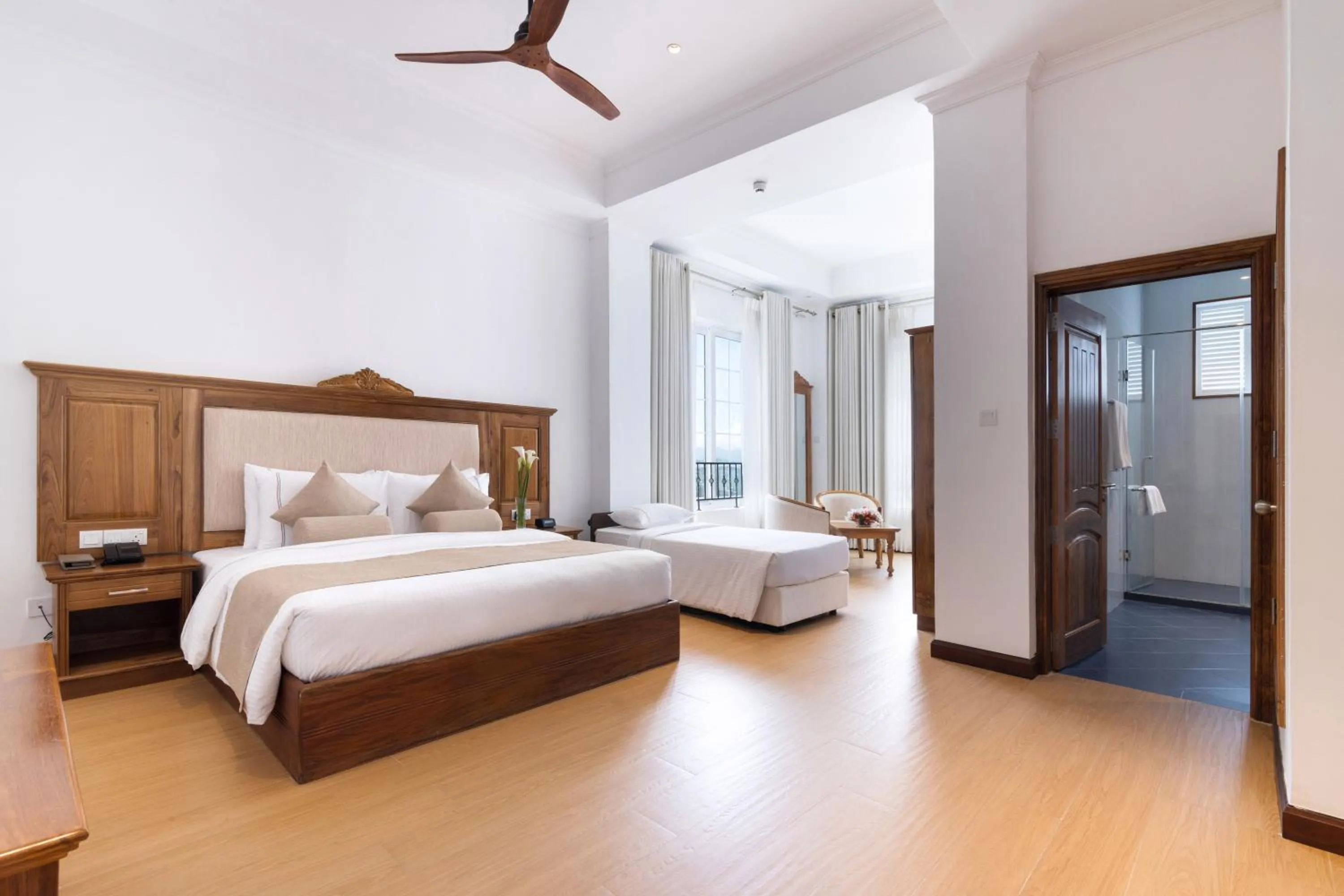 Photo of the whole room, Bed in Araliya Red - Budget friendly Hotel- Where you find stunning 360 panoramic view of Nuwara Eliya