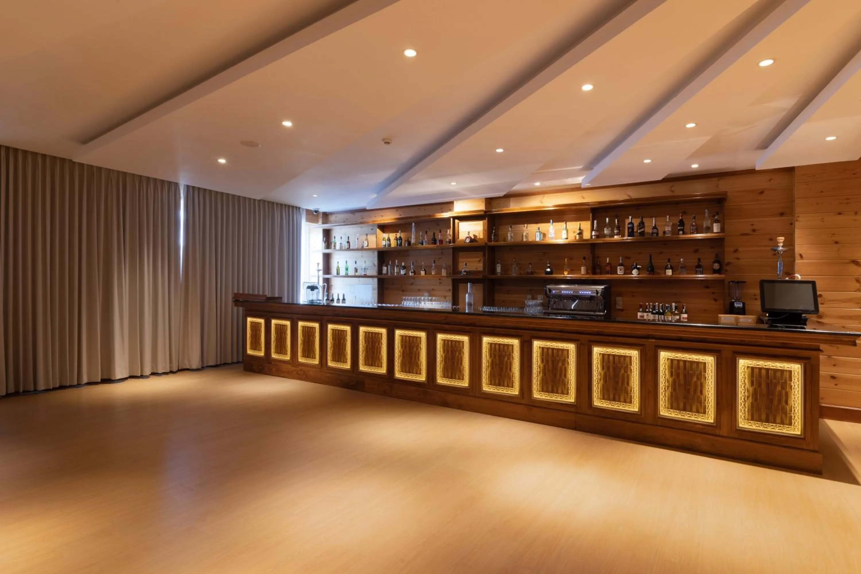 Lounge or bar in Araliya Red - Budget friendly Hotel- Where you find stunning 360 panoramic view of Nuwara Eliya