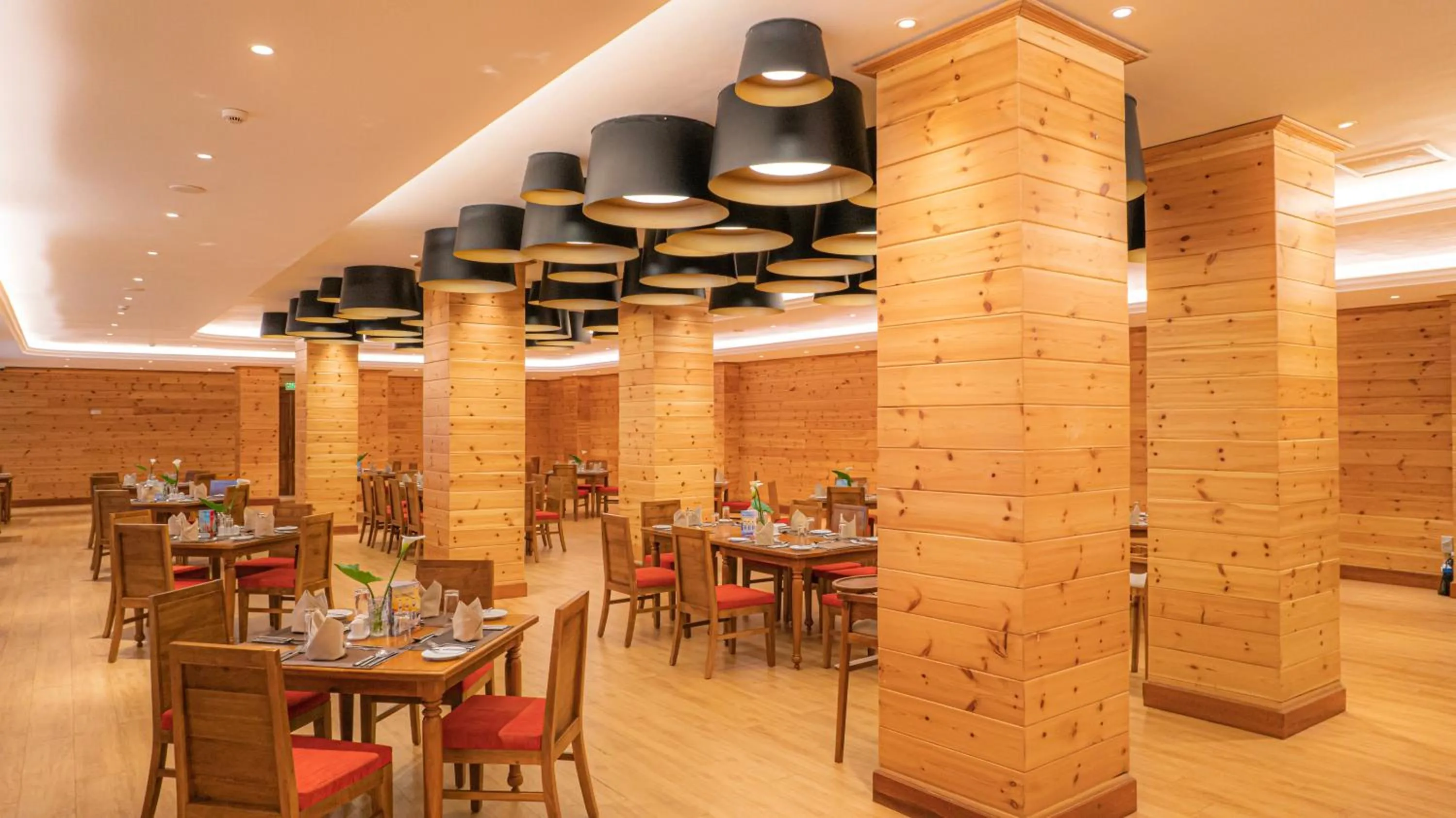 Restaurant/places to eat in Araliya Red - Budget friendly Hotel- Where you find stunning 360 panoramic view of Nuwara Eliya