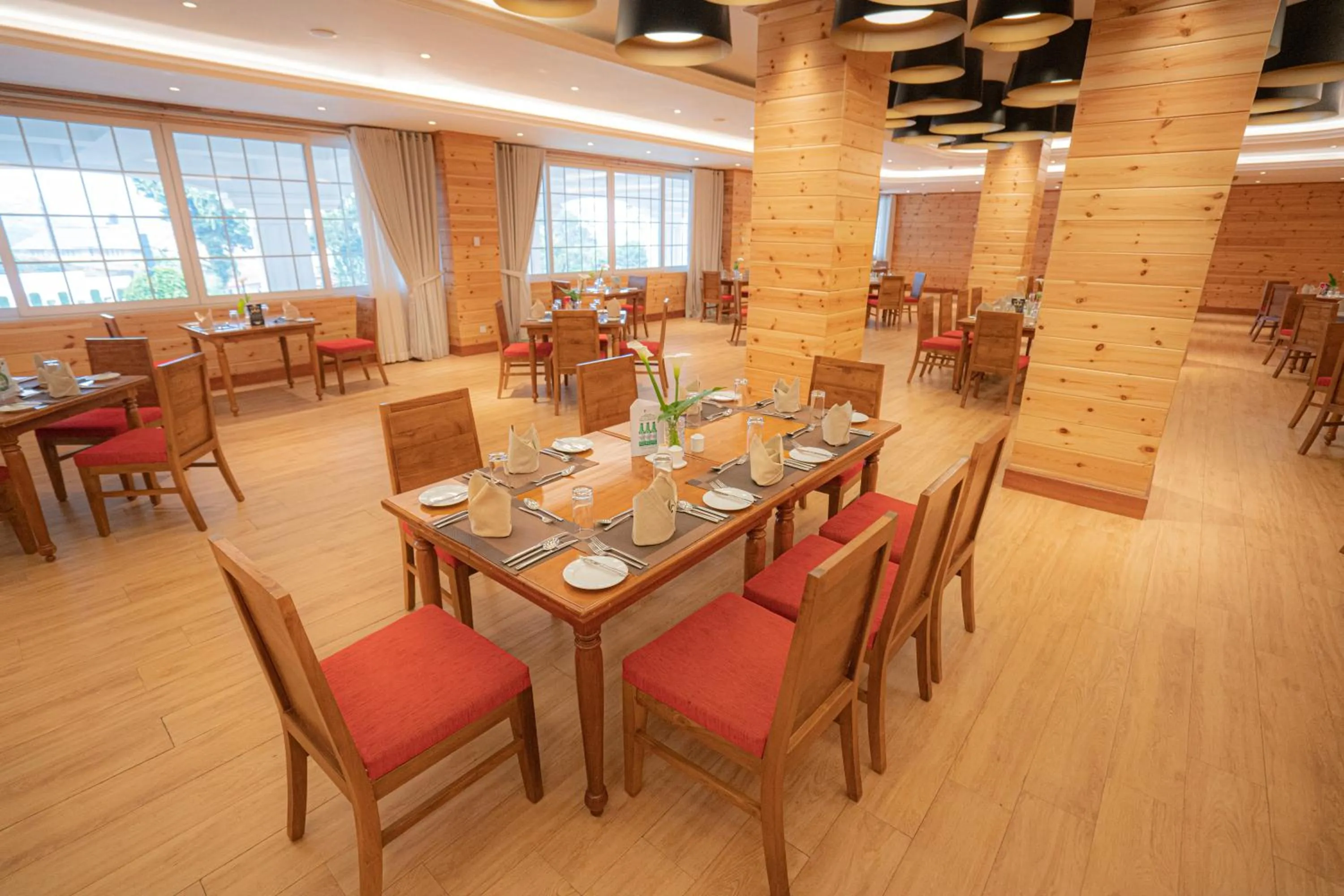 Restaurant/places to eat in Araliya Red - Budget friendly Hotel- Where you find stunning 360 panoramic view of Nuwara Eliya