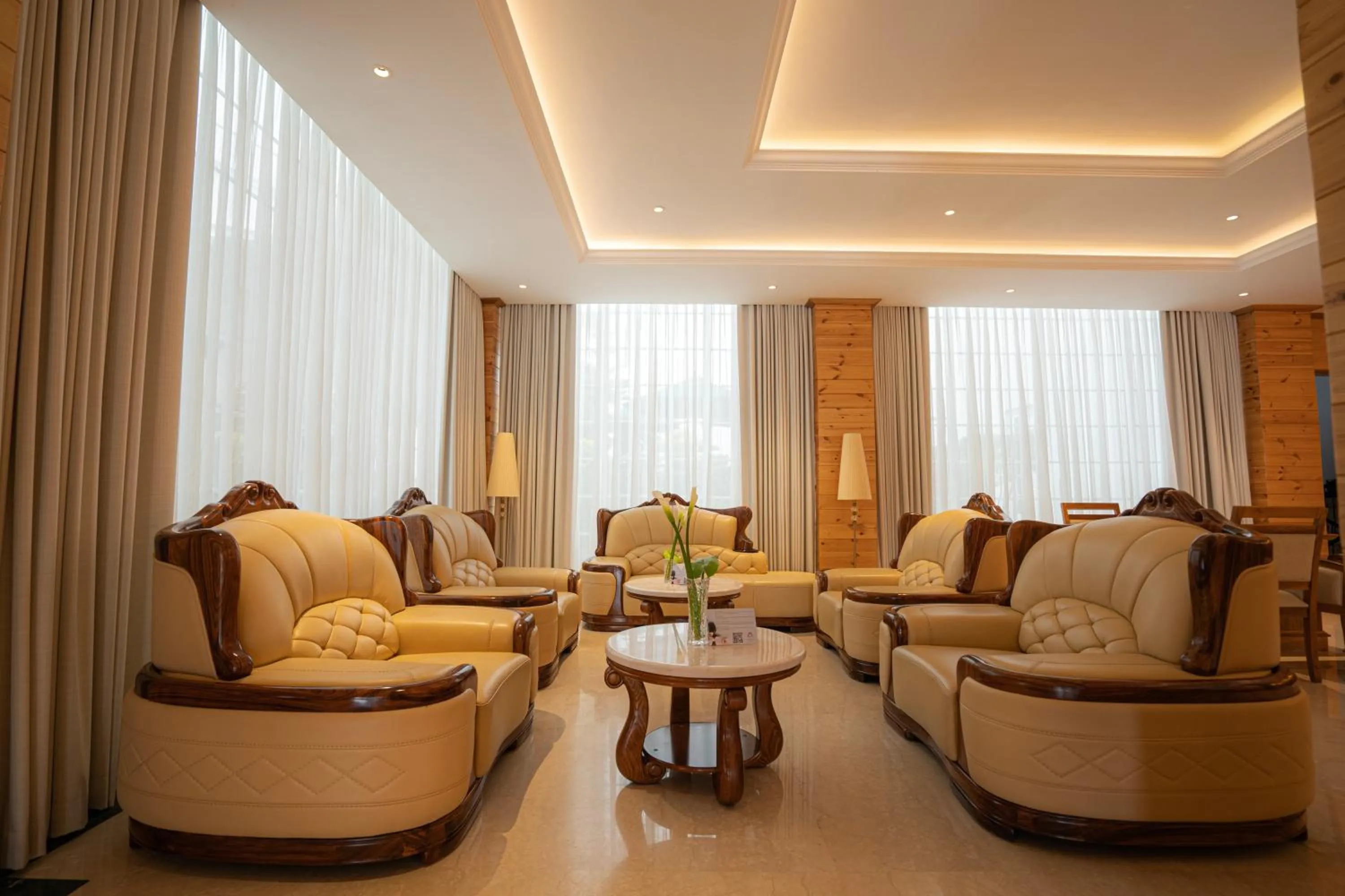 Lobby or reception in Araliya Red - Budget friendly Hotel- Where you find stunning 360 panoramic view of Nuwara Eliya