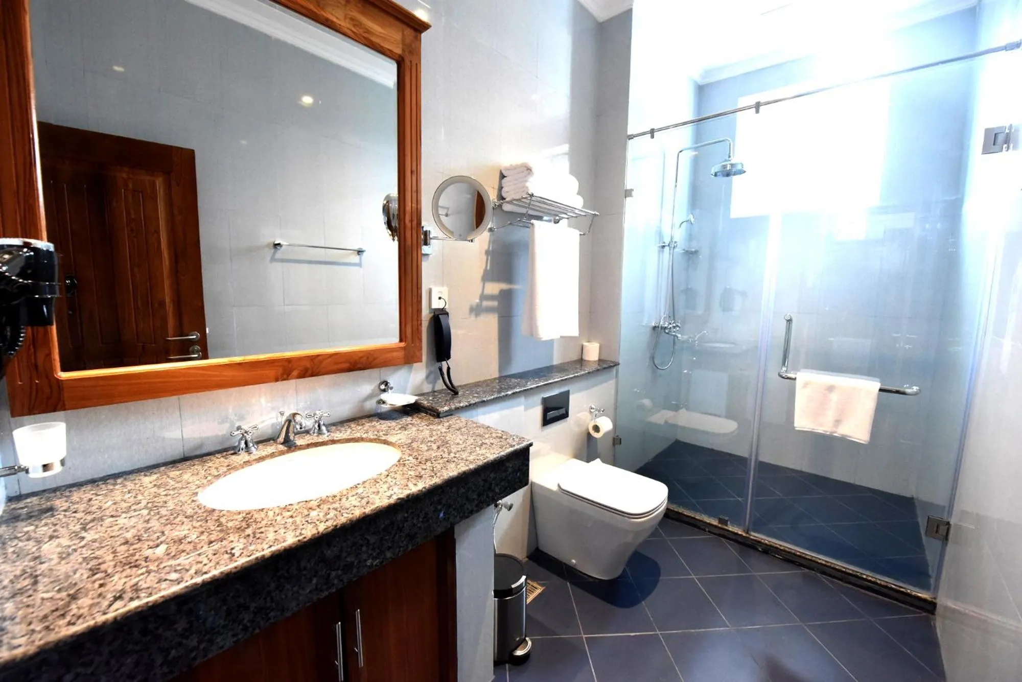 Toilet in Araliya Red - Budget friendly Hotel- Where you find stunning 360 panoramic view of Nuwara Eliya