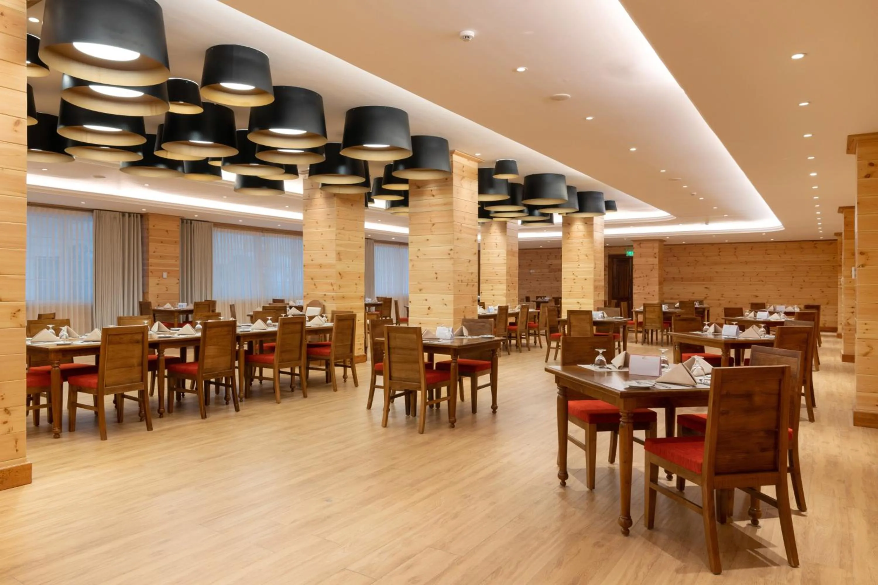 Restaurant/places to eat in Araliya Red - Budget friendly Hotel- Where you find stunning 360 panoramic view of Nuwara Eliya